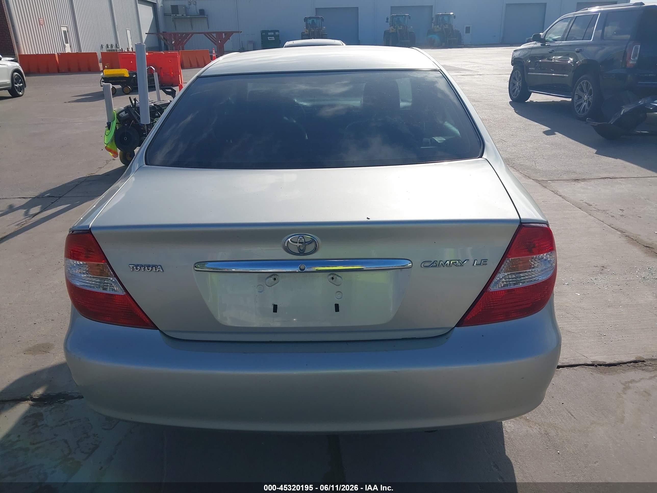2002 Toyota Camry Le Silver vin: JTDBE32K020107465