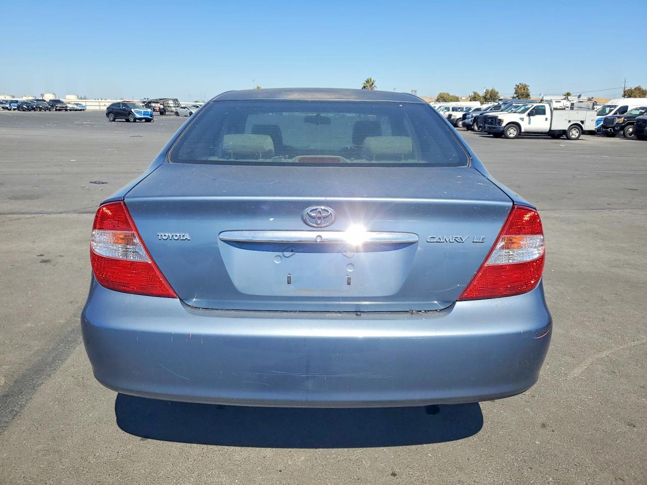 2002 Toyota Camry Le Blue vin: JTDBE32K020121995