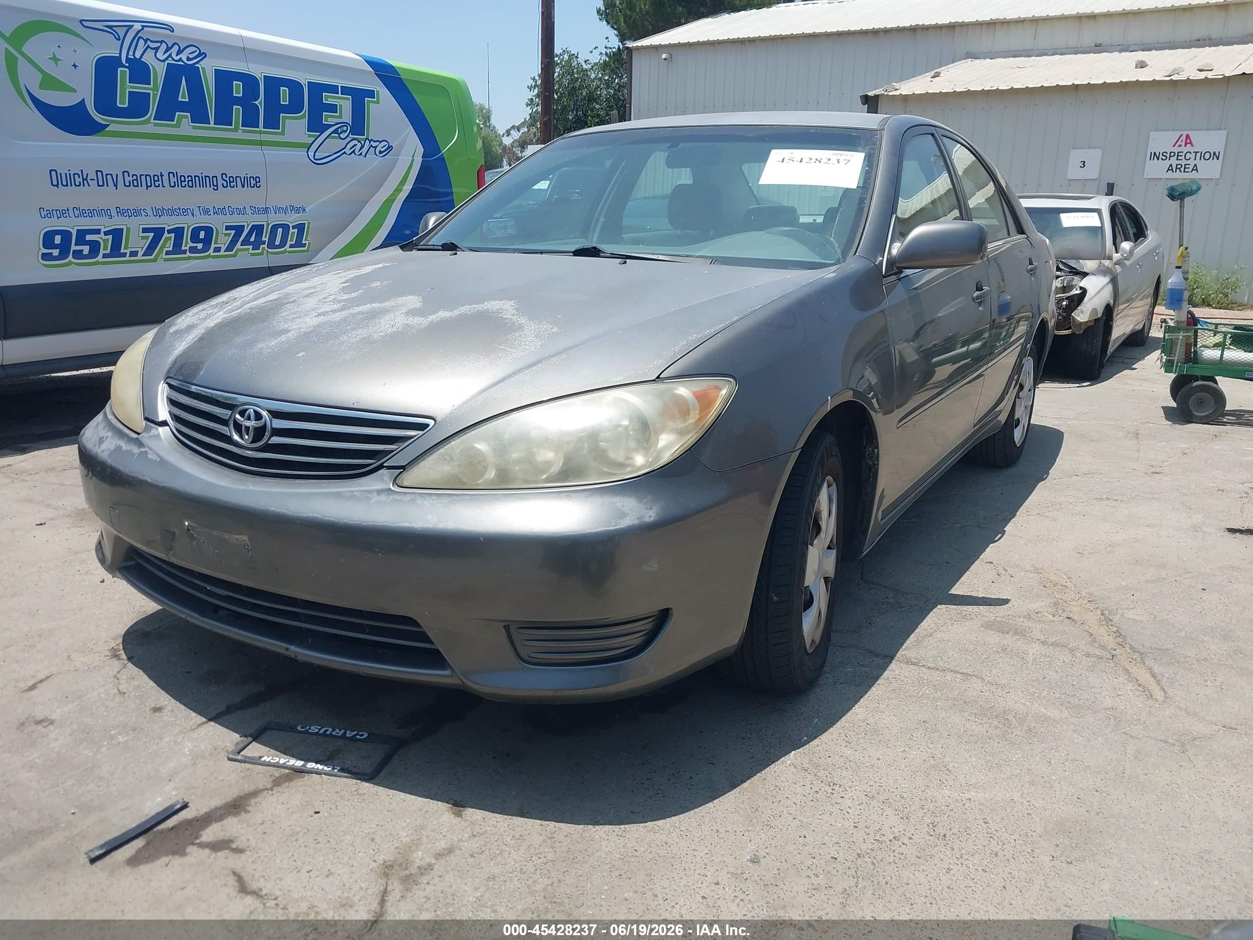 2005 Toyota Camry Le Gray vin: JTDBE32K053037517