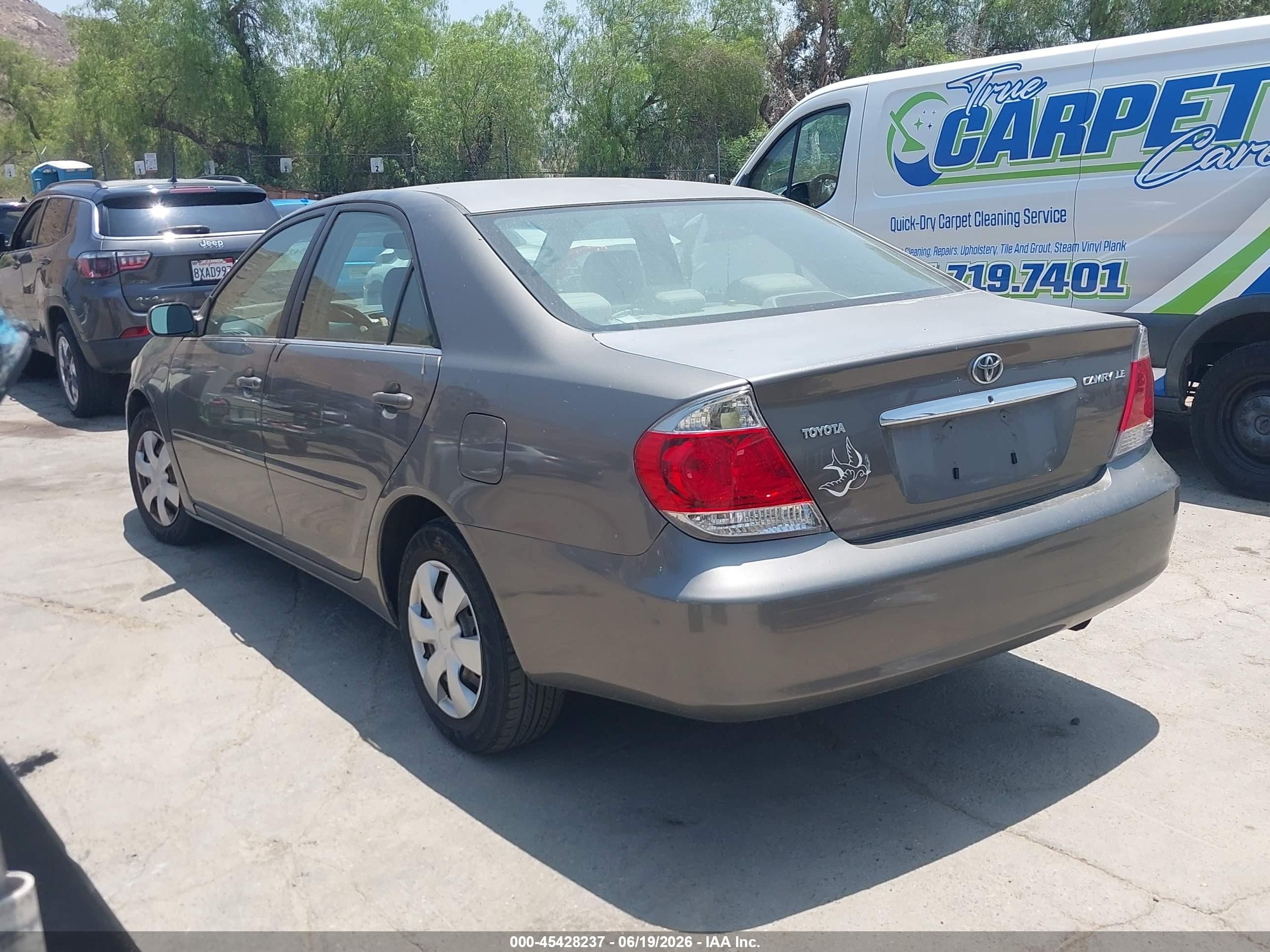 2005 Toyota Camry Le Gray vin: JTDBE32K053037517