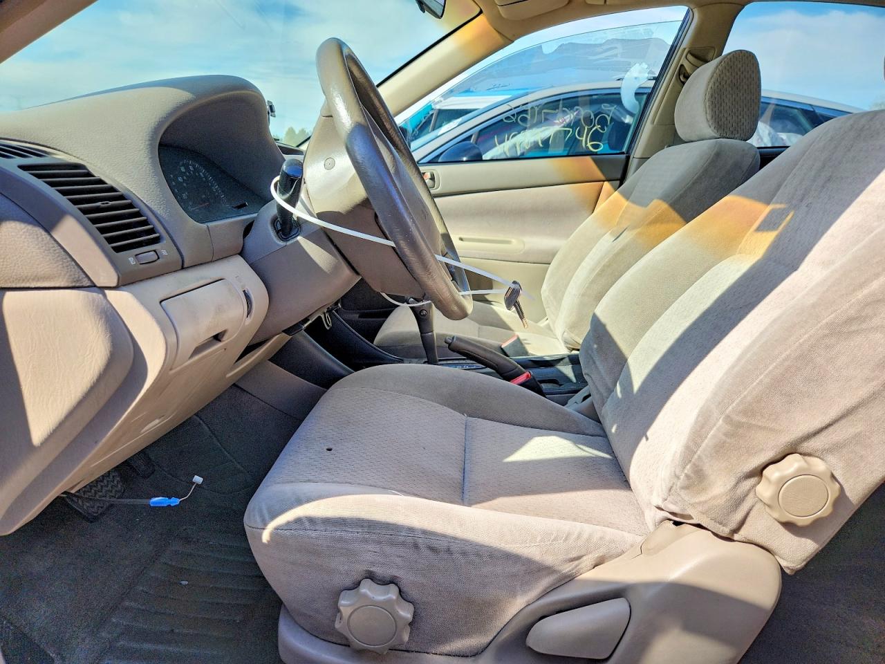 2002 Toyota Camry Le Tan vin: JTDBE32K120052279