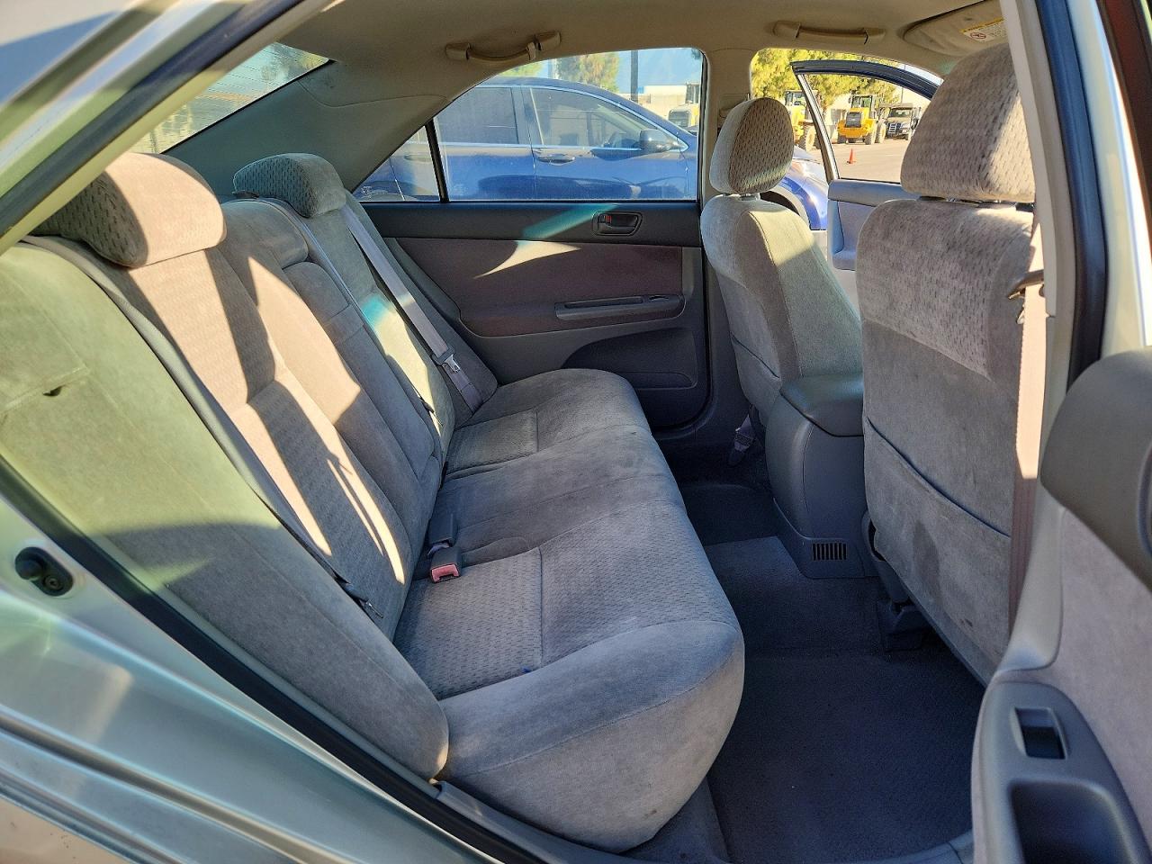 2002 Toyota Camry Le Gray vin: JTDBE32K120101853
