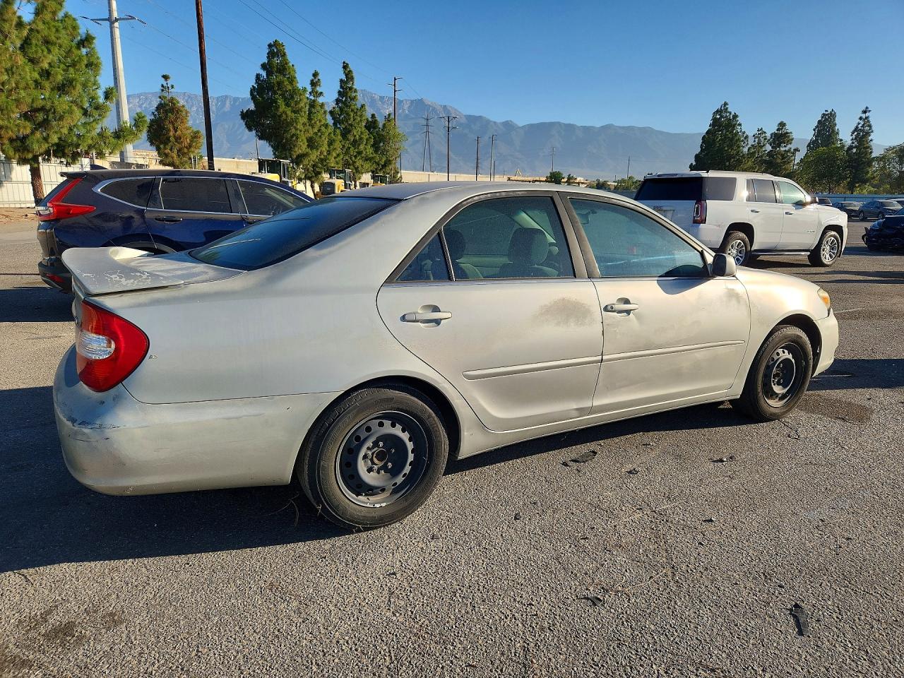 2002 Toyota Camry Le Gray vin: JTDBE32K120101853
