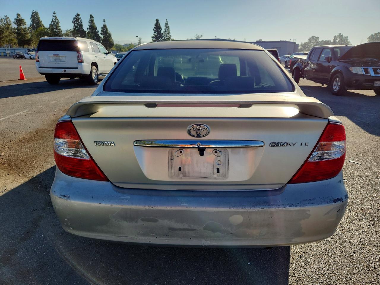 2002 Toyota Camry Le Gray vin: JTDBE32K120101853