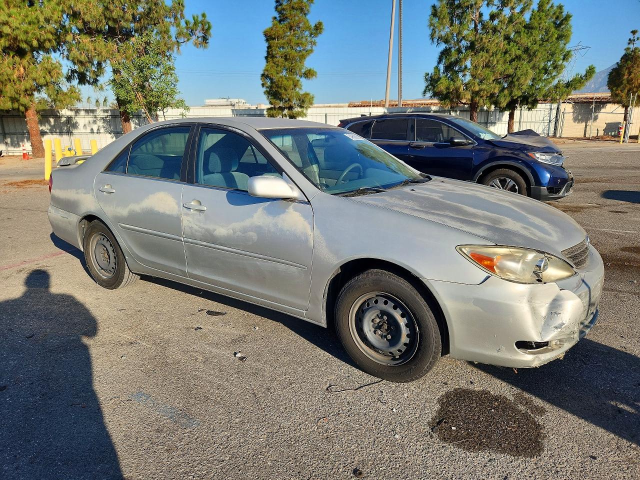 2002 Toyota Camry Le Gray vin: JTDBE32K120101853