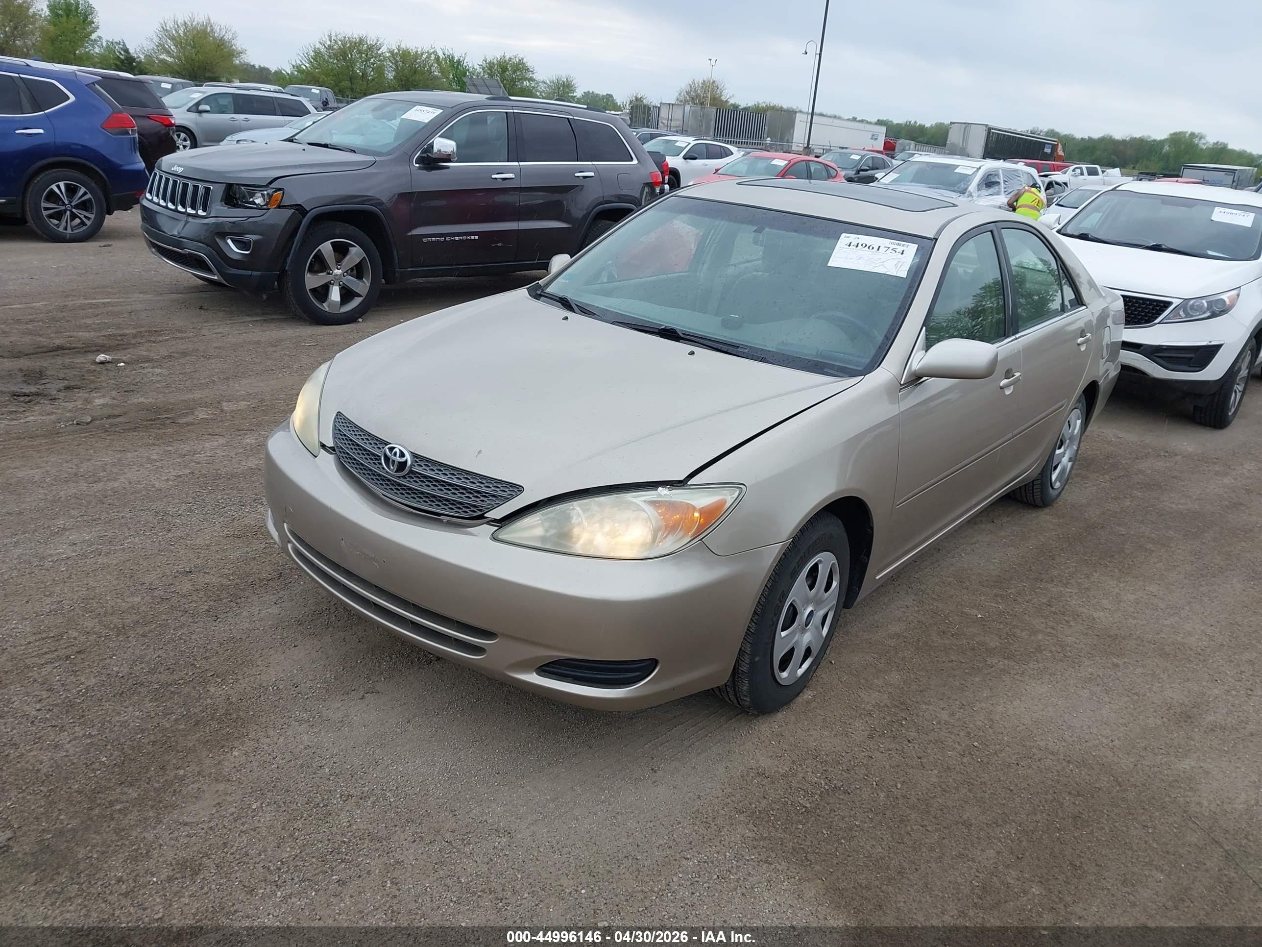 2003 Toyota Camry Le Gold vin: JTDBE32K130163044