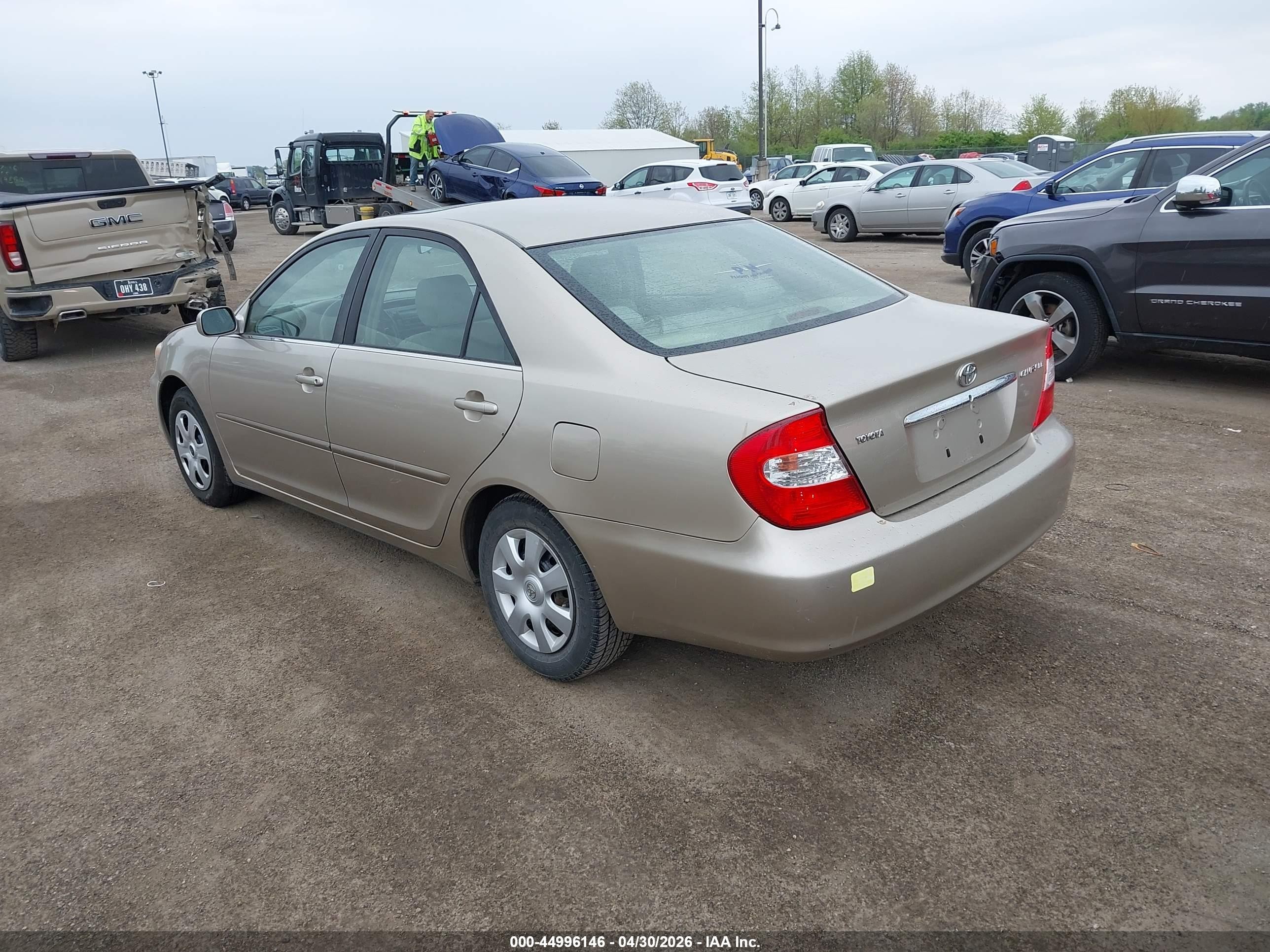 2003 Toyota Camry Le Gold vin: JTDBE32K130163044