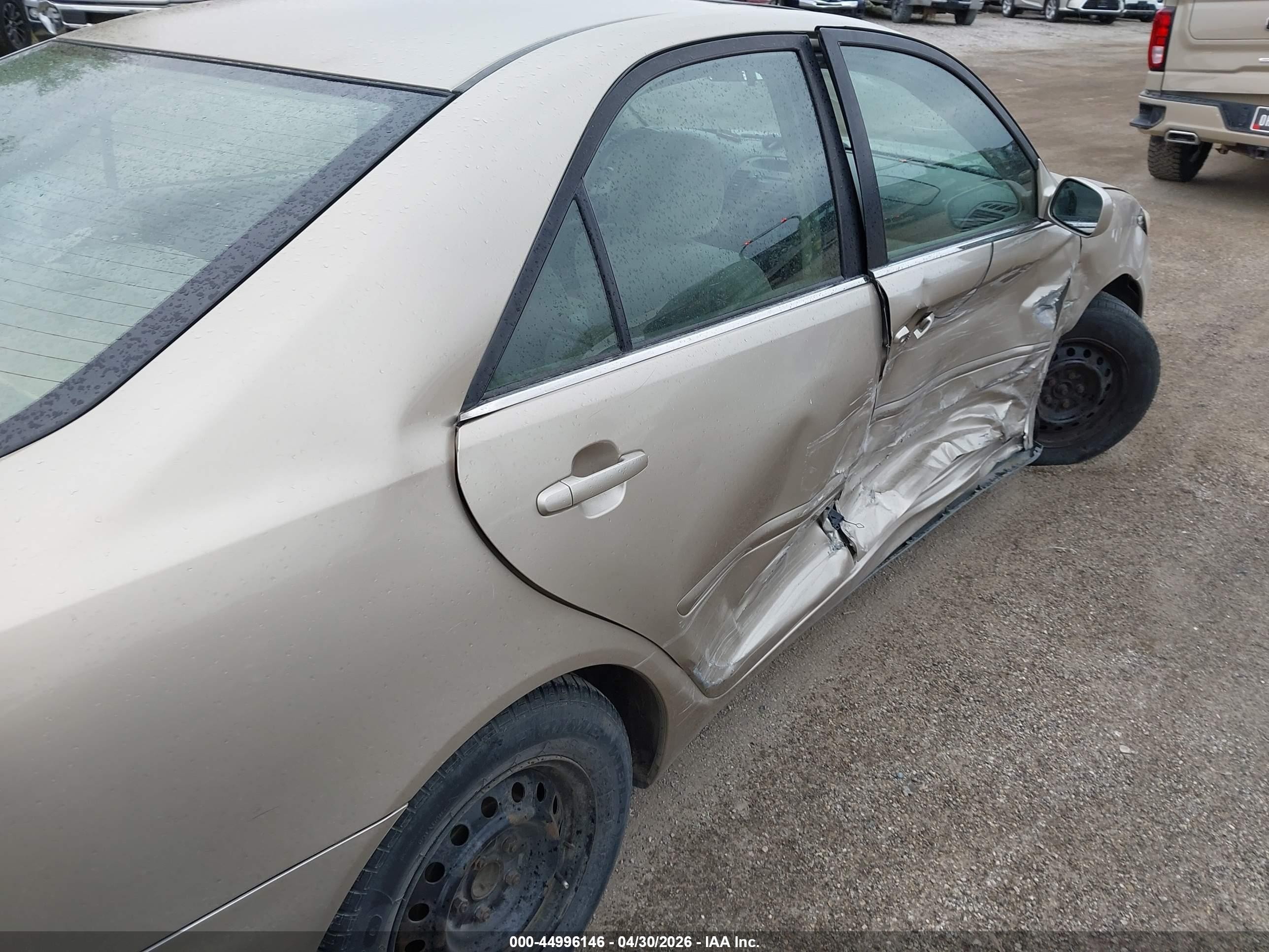 2003 Toyota Camry Le Gold vin: JTDBE32K130163044