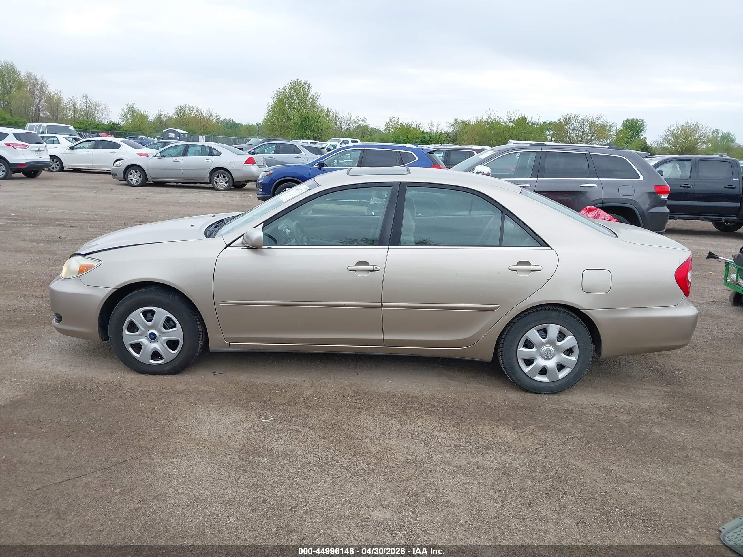 2003 Toyota Camry Le Gold vin: JTDBE32K130163044