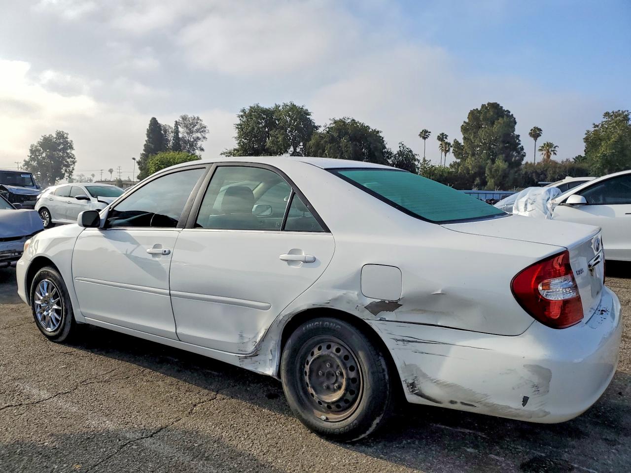 2003 Toyota Camry Le Белый vin: JTDBE32K130183326