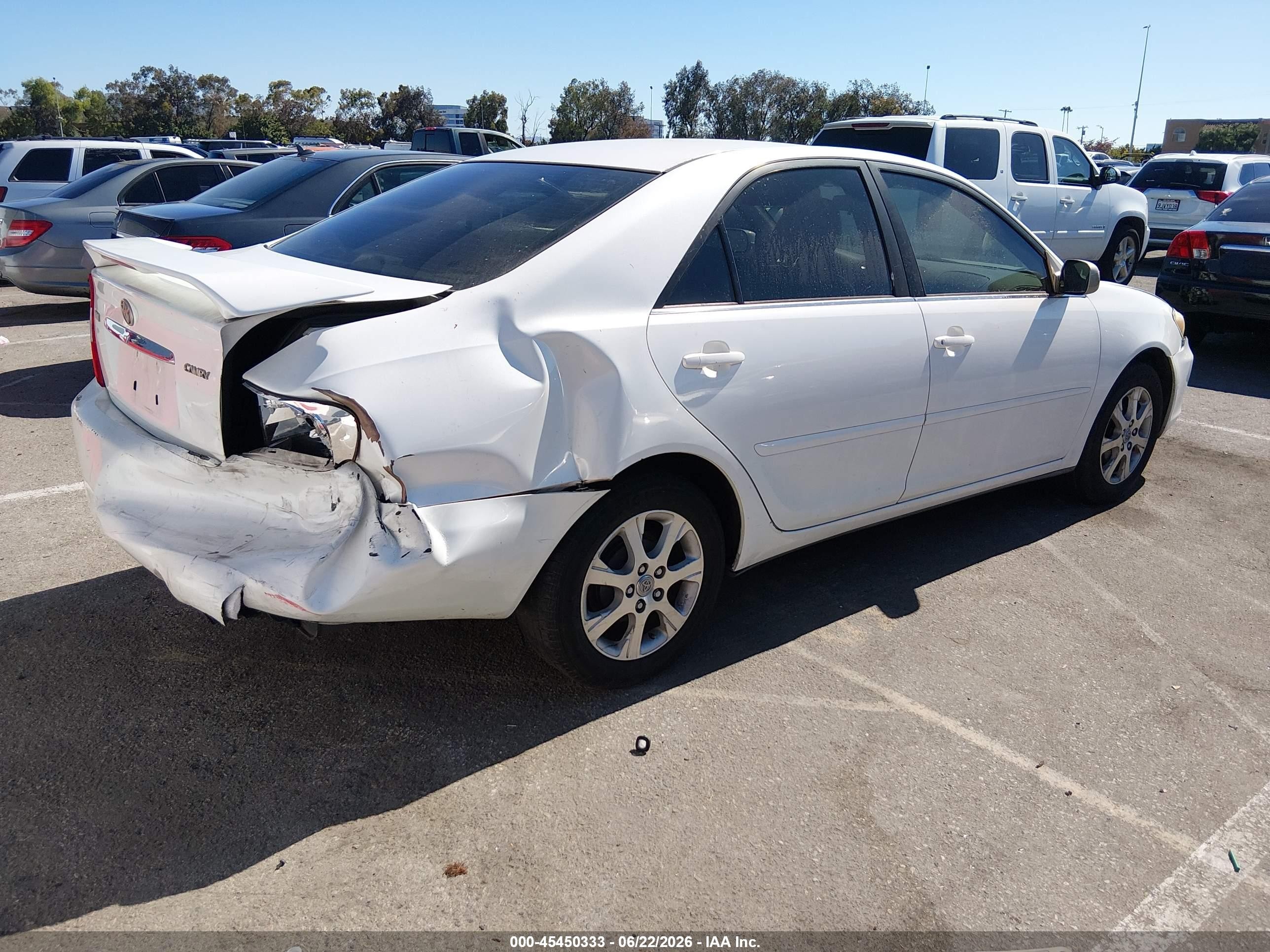 2004 Toyota Camry Le White vin: JTDBE32K140276929