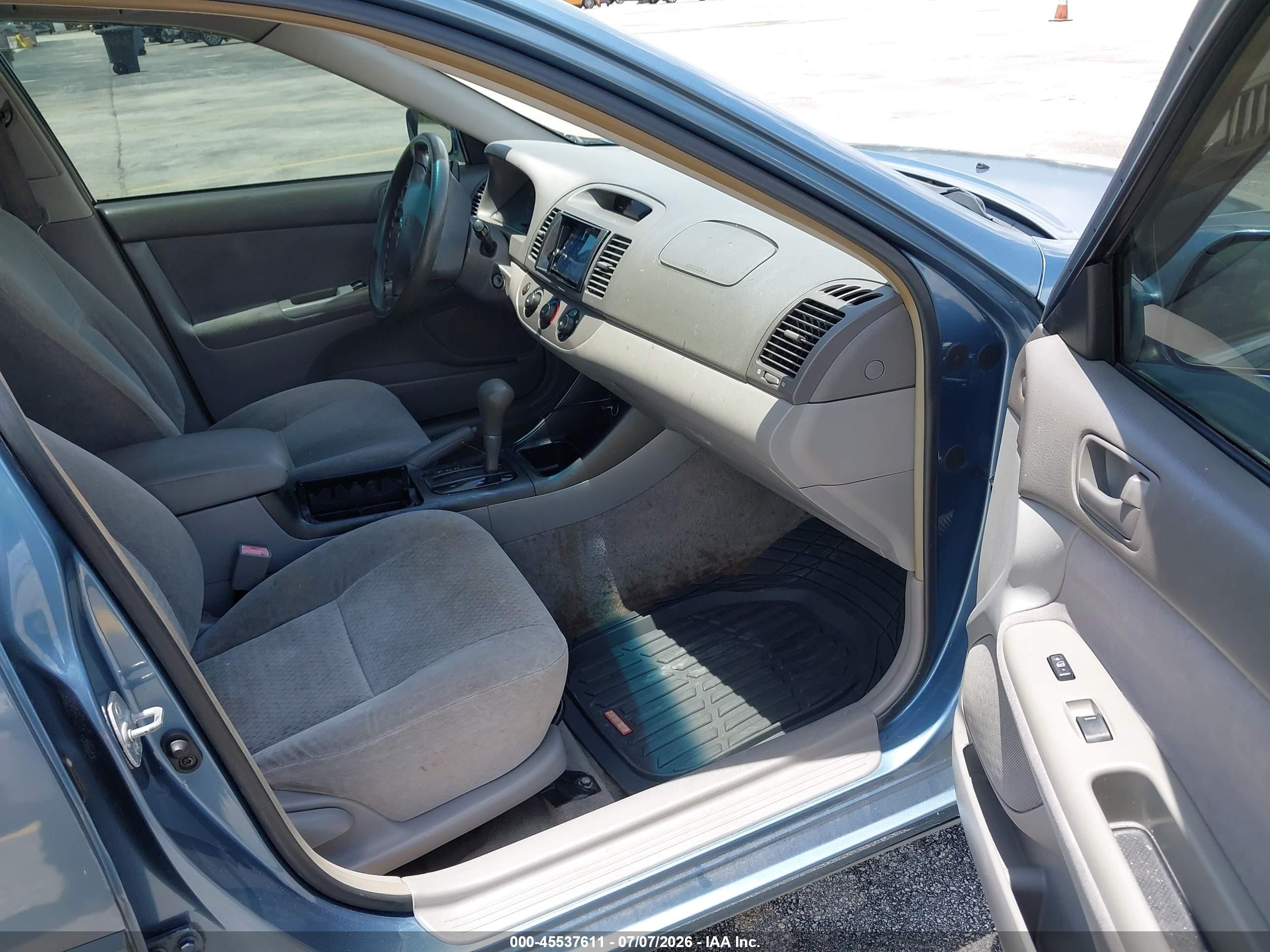 2002 Toyota Camry Le Blue vin: JTDBE32K220109797
