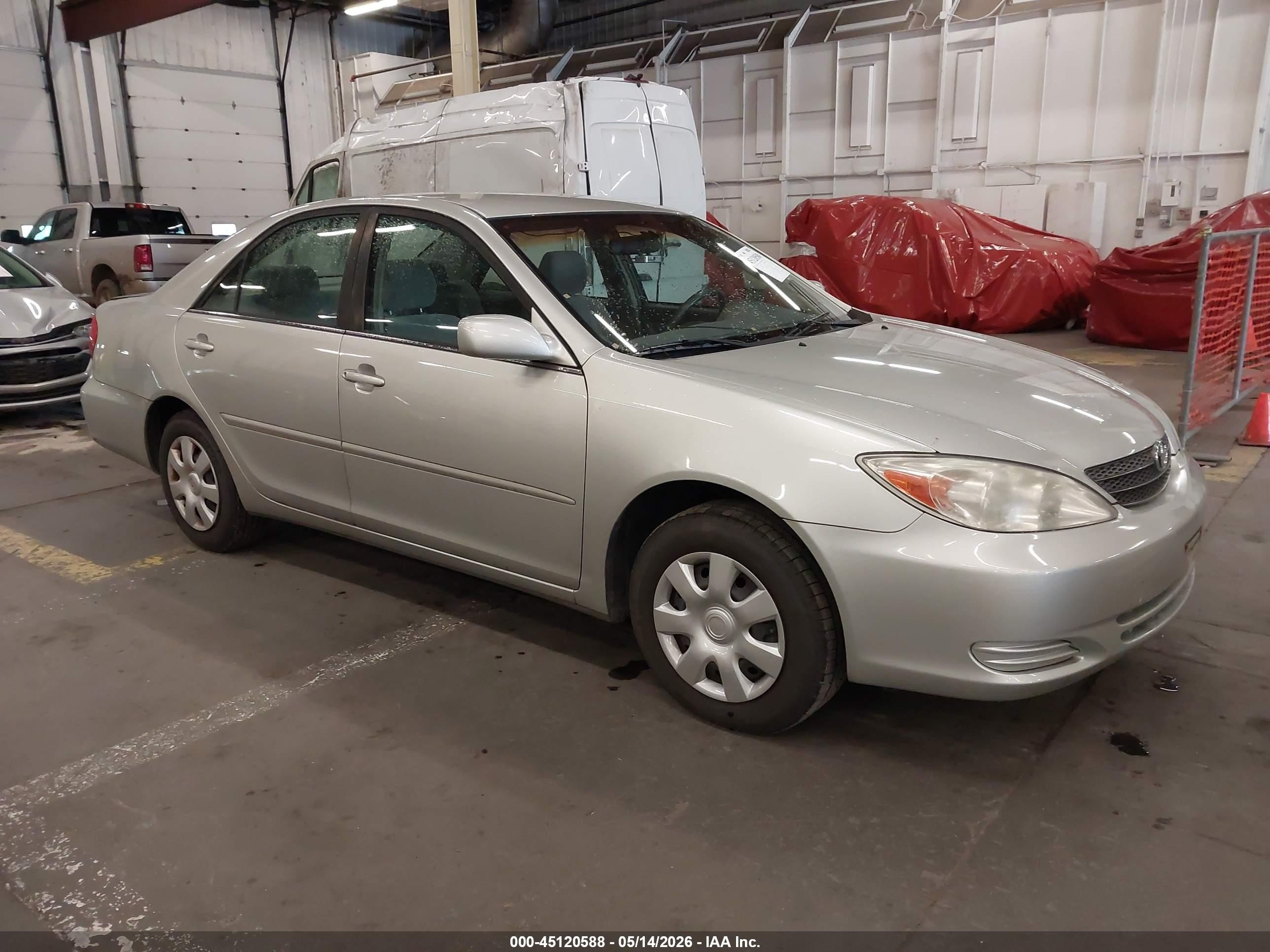2002 Toyota Camry Le Gray vin: JTDBE32K220135221