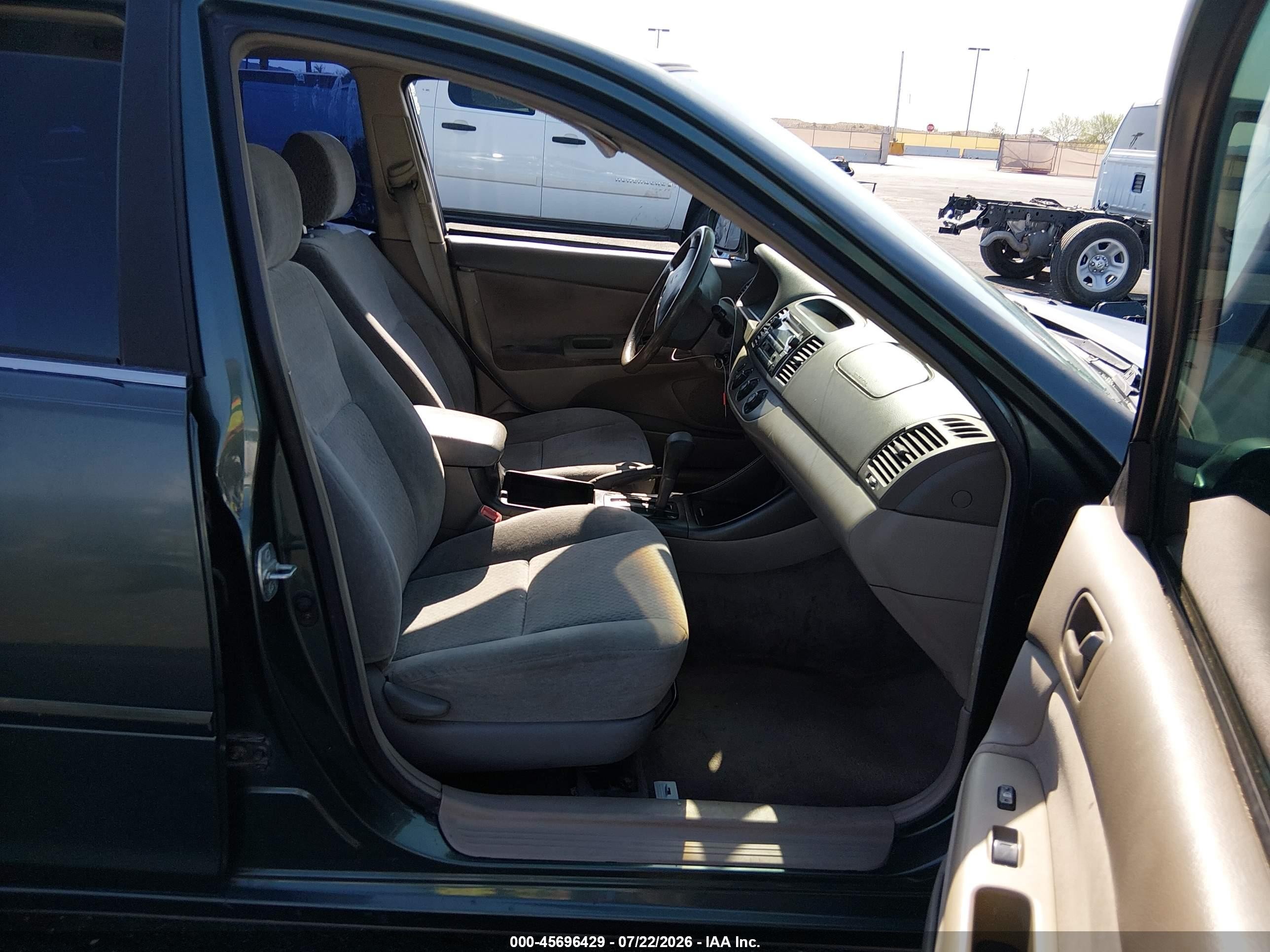 2003 Toyota Camry Le Green vin: JTDBE32K230183657