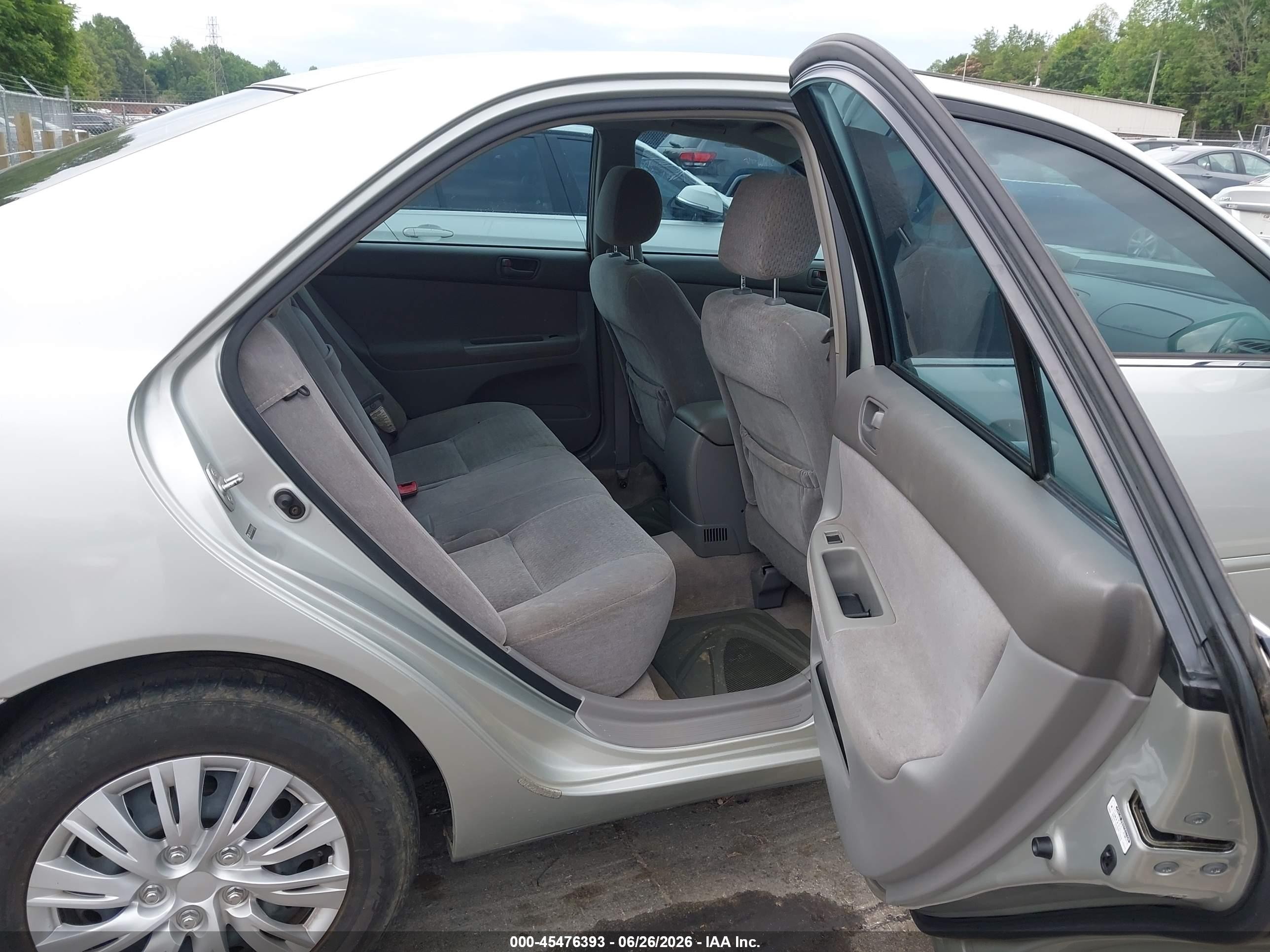 2004 Toyota Camry Le Серебряный vin: JTDBE32K240290824