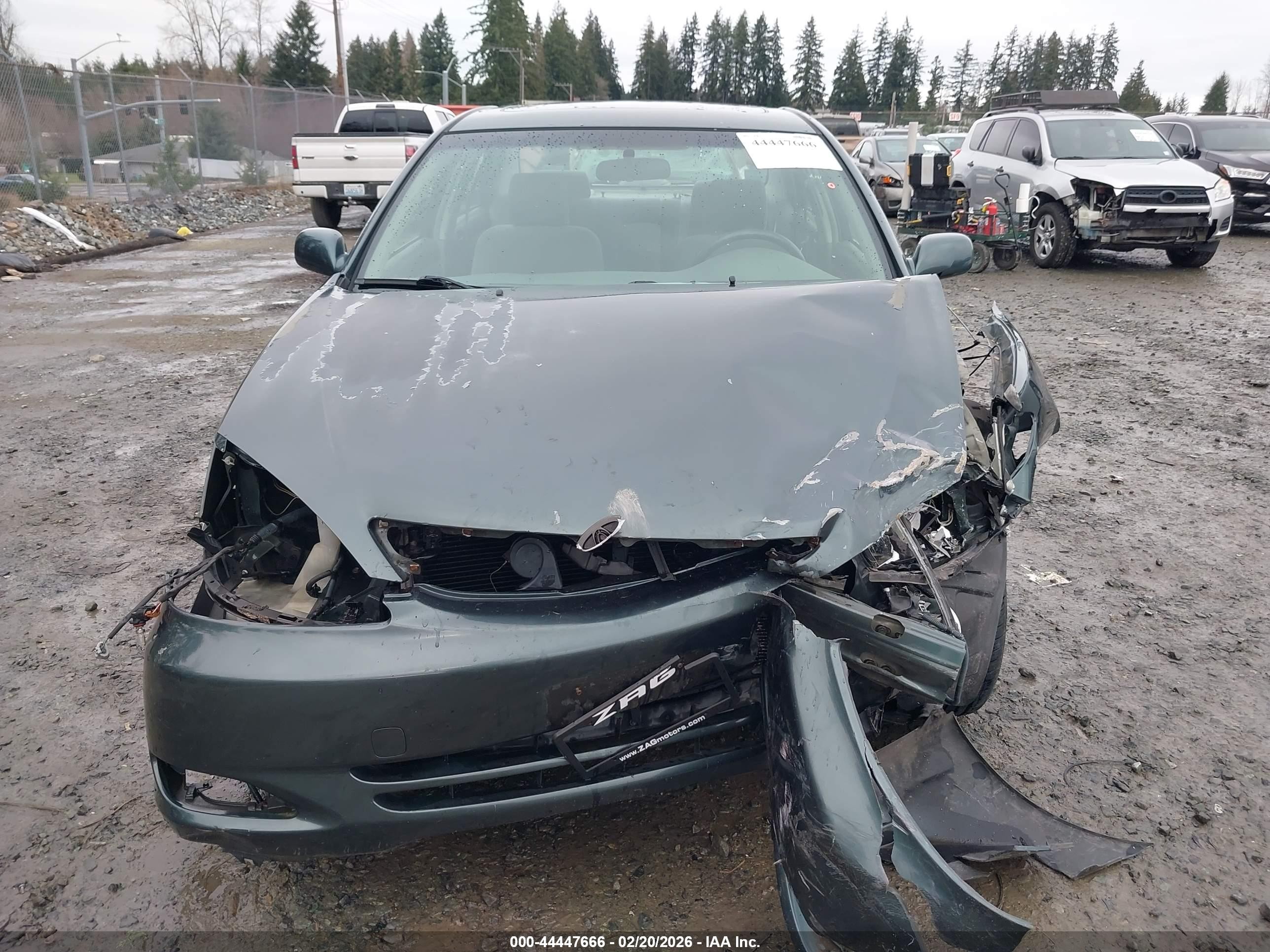 2002 Toyota Camry Le Green vin: JTDBE32K320005268