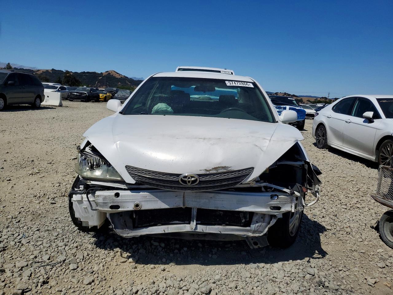 2002 Toyota Camry Le White vin: JTDBE32K320054552