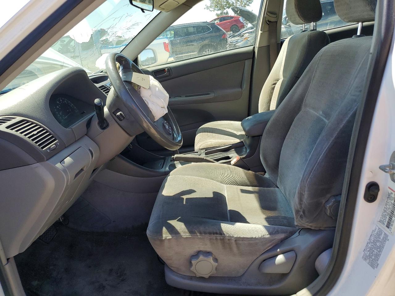 2002 Toyota Camry Le White vin: JTDBE32K320054552