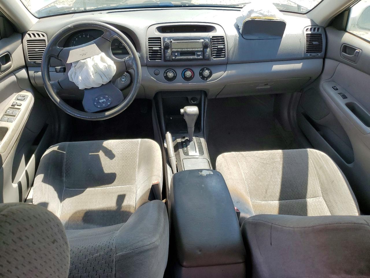 2002 Toyota Camry Le White vin: JTDBE32K320054552