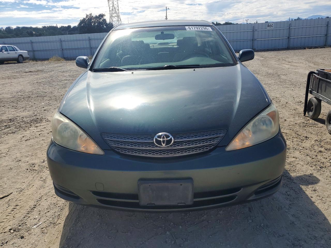 2002 Toyota Camry Le Green vin: JTDBE32K320069438