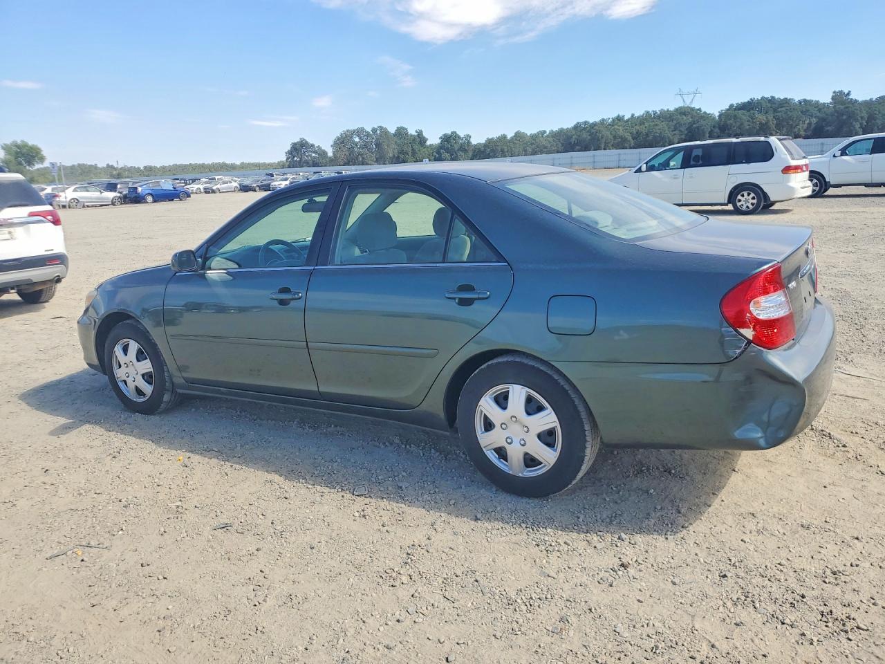 2002 Toyota Camry Le Green vin: JTDBE32K320069438