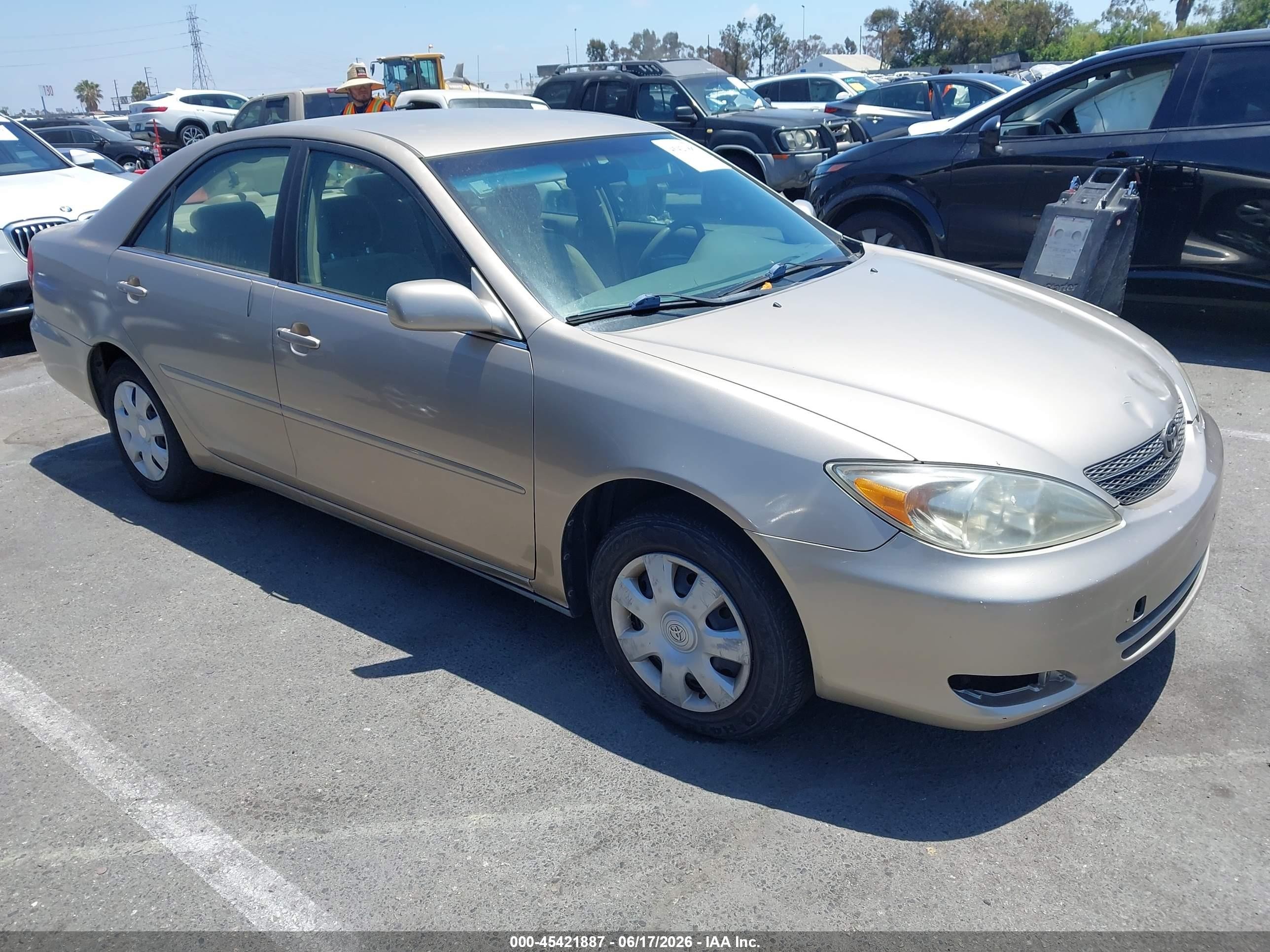 2003 Toyota Camry Le Champagne vin: JTDBE32K330175745