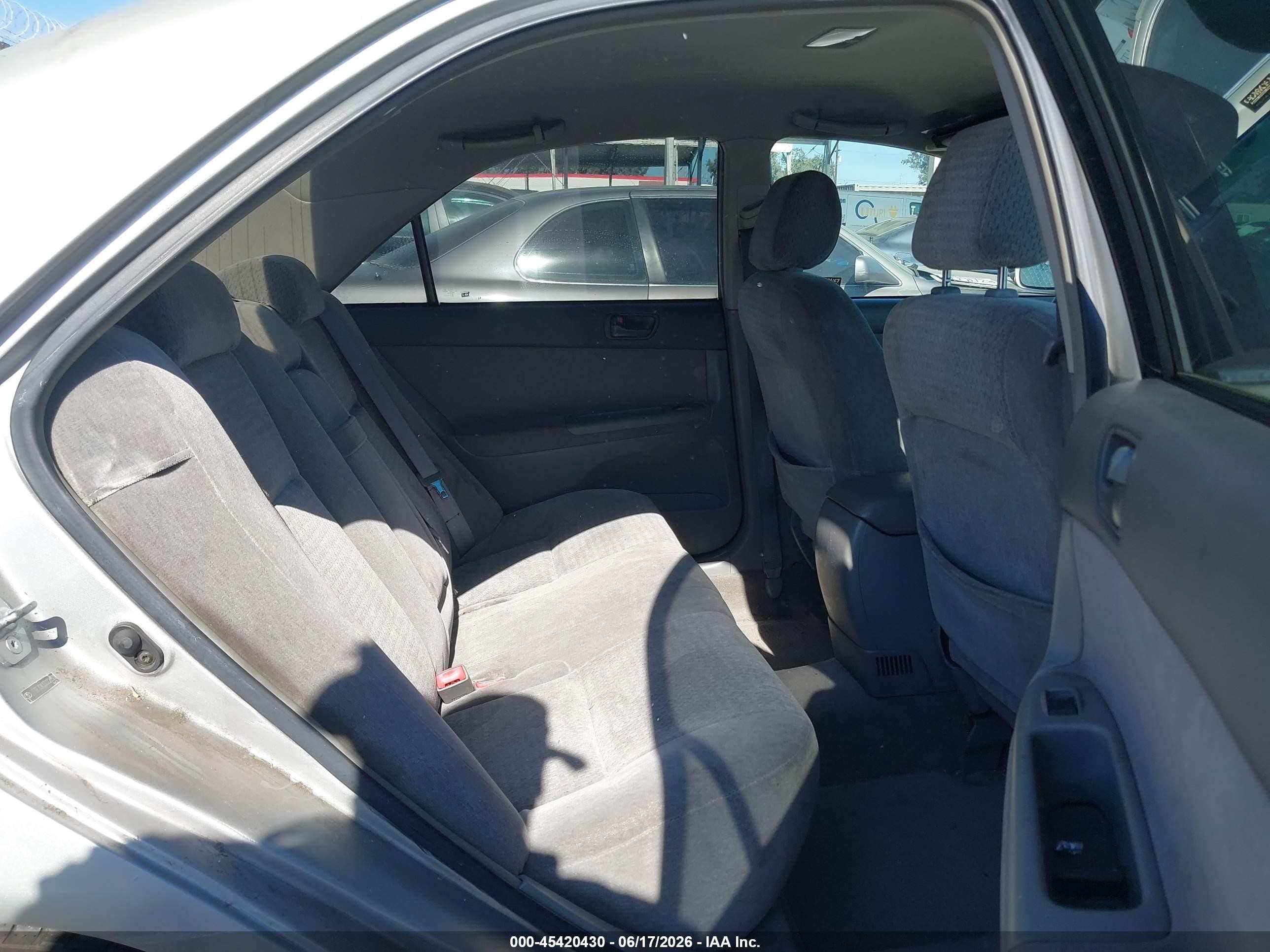 2003 Toyota Camry Le Silver vin: JTDBE32K330226502