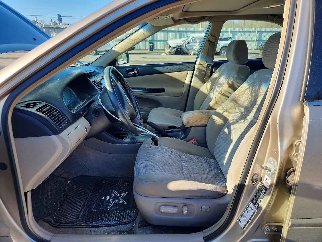 2004 Toyota Camry Le Tan vin: JTDBE32K340292579