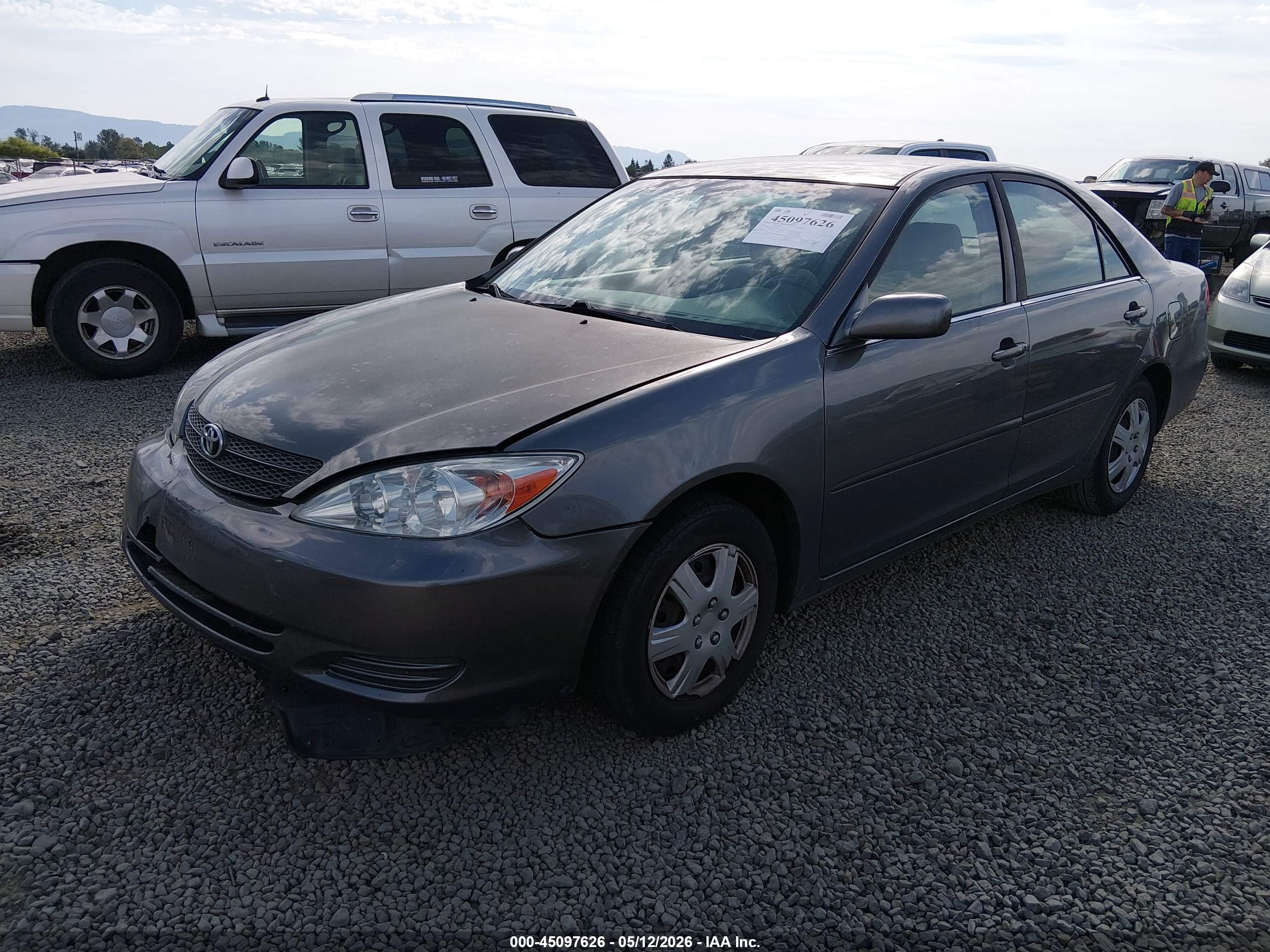 2002 Toyota Camry Le Gray vin: JTDBE32K420136371