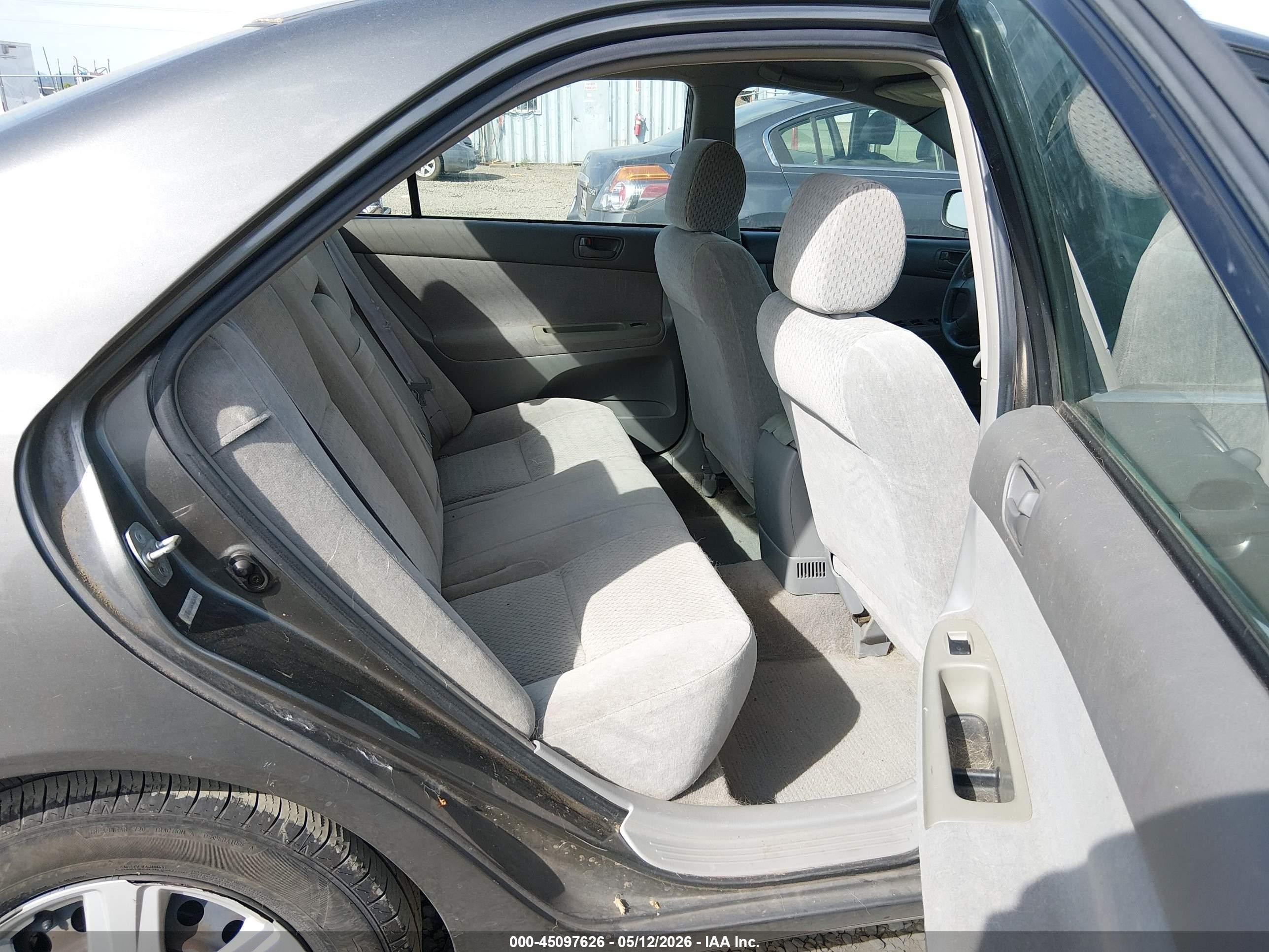 2002 Toyota Camry Le Gray vin: JTDBE32K420136371