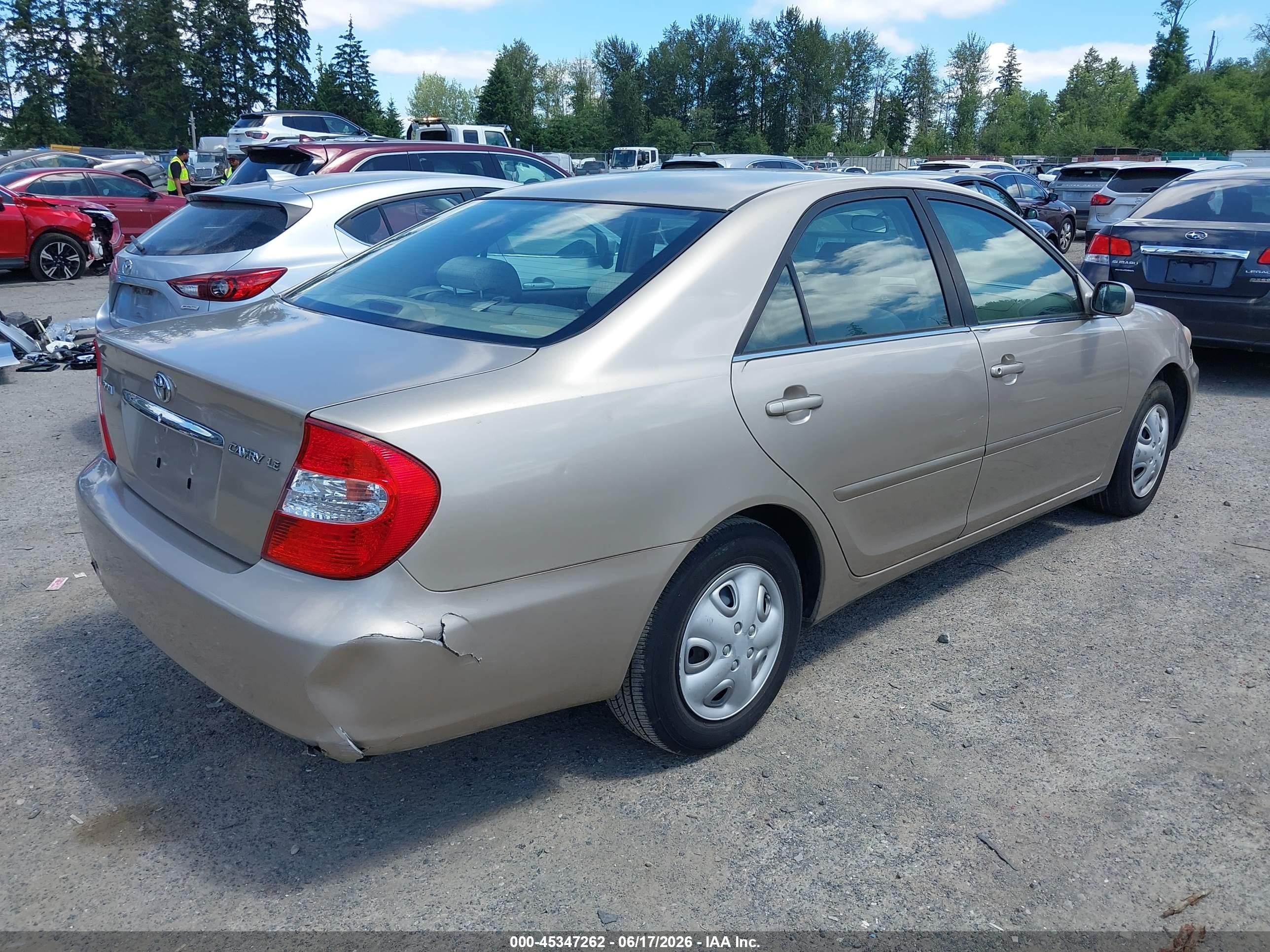 2003 Toyota Camry Le Золотой vin: JTDBE32K430161661