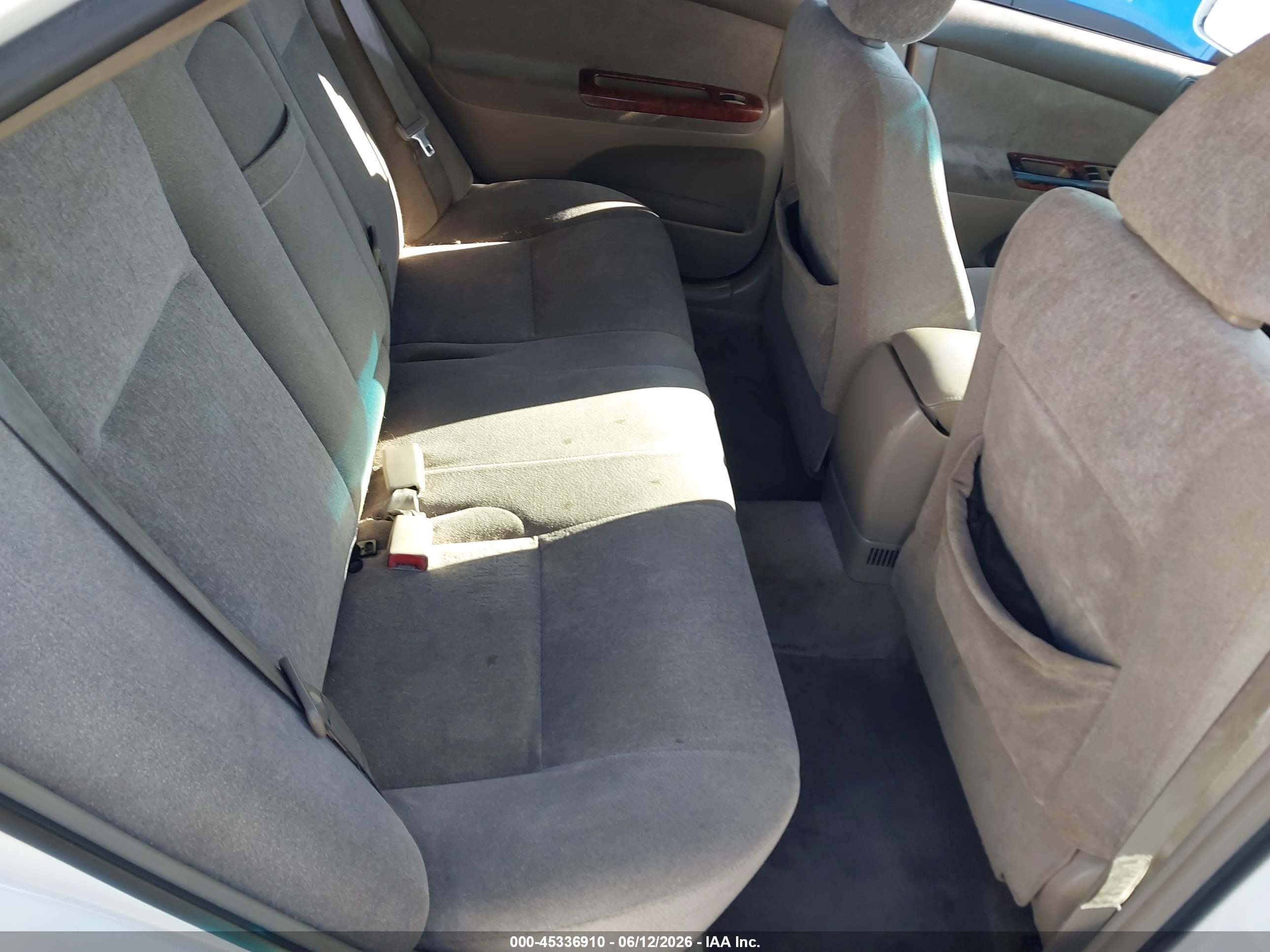 2004 Toyota Camry Le White vin: JTDBE32K440265116
