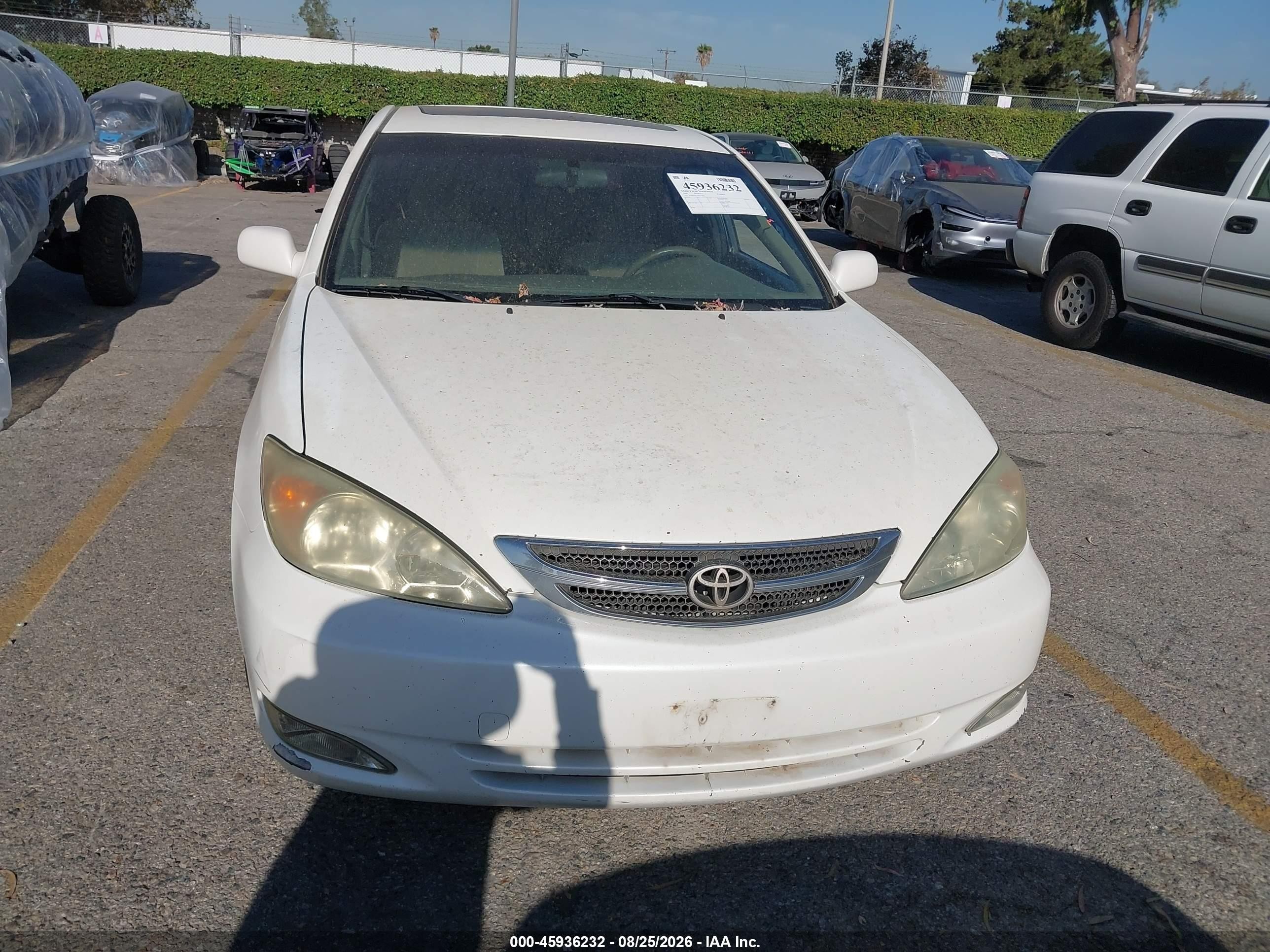 2004 Toyota Camry Le White vin: JTDBE32K440279565