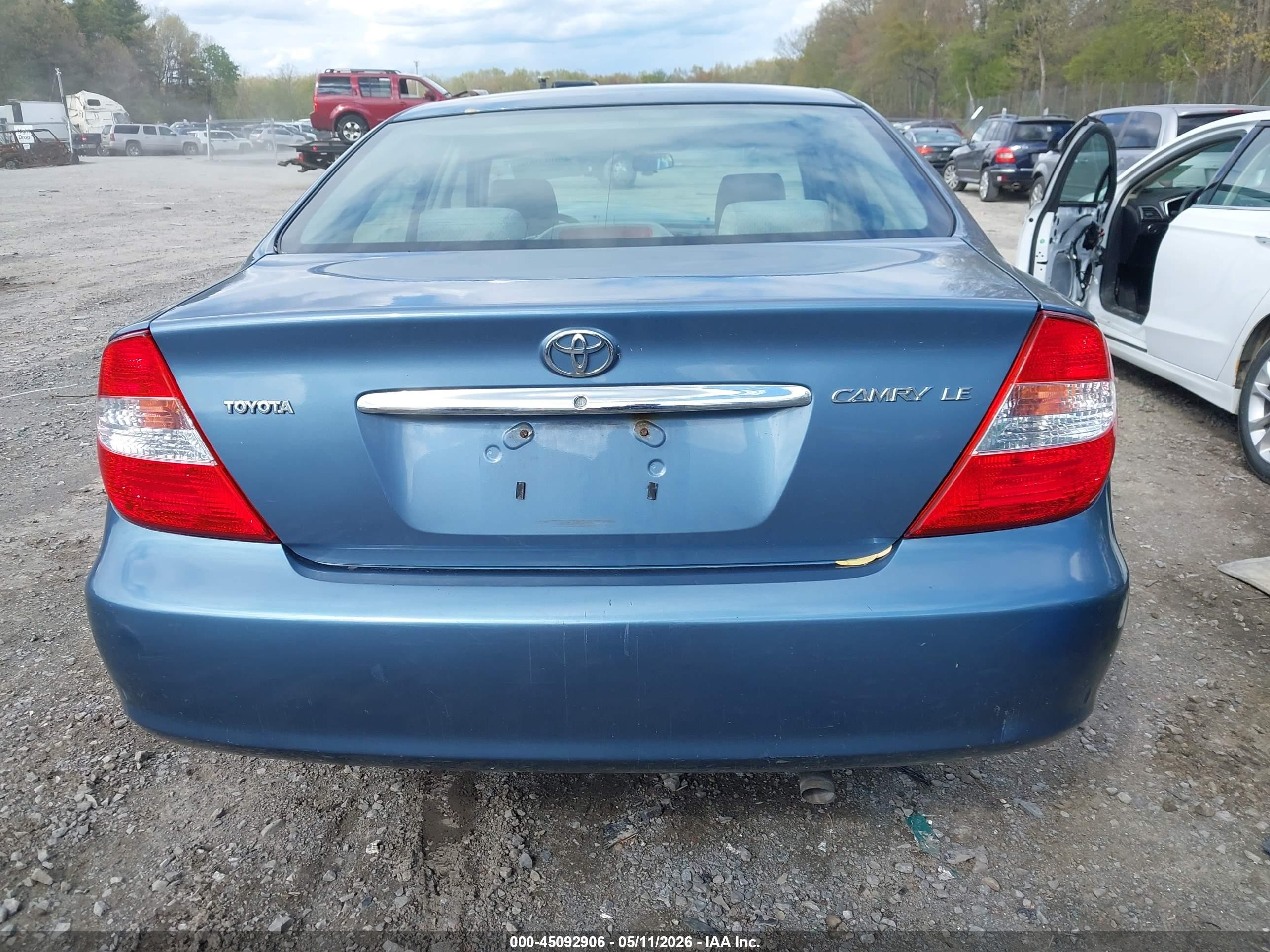2002 Toyota Camry Le Blue vin: JTDBE32K520020712