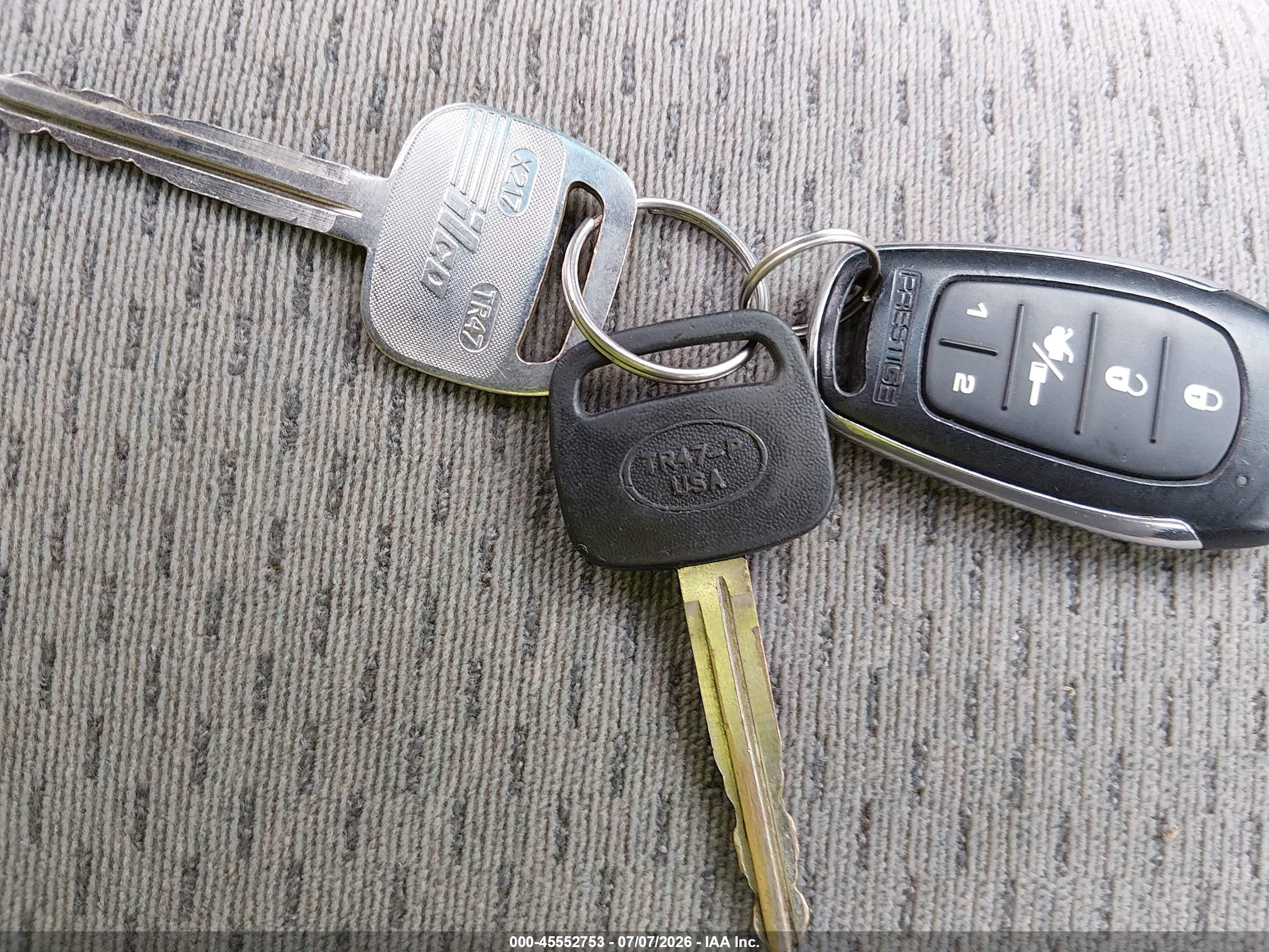 2002 Toyota Camry Le Silver vin: JTDBE32K520090016