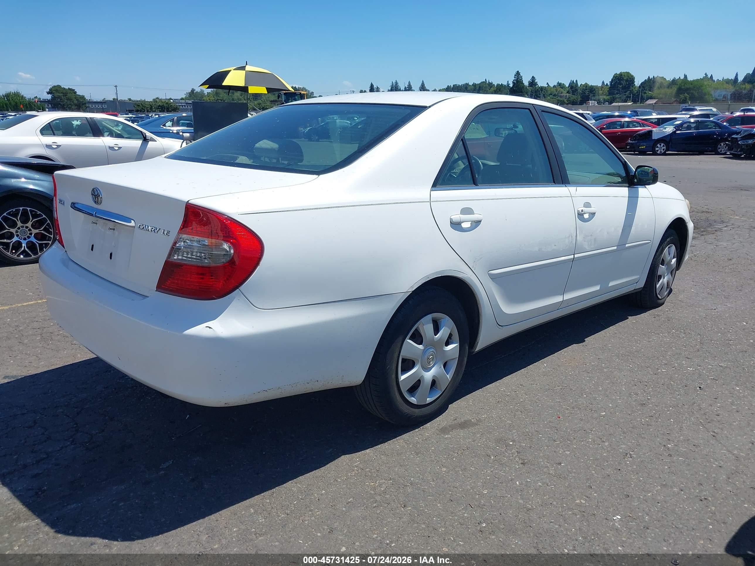 2003 Toyota Camry Le Белый vin: JTDBE32K530145873