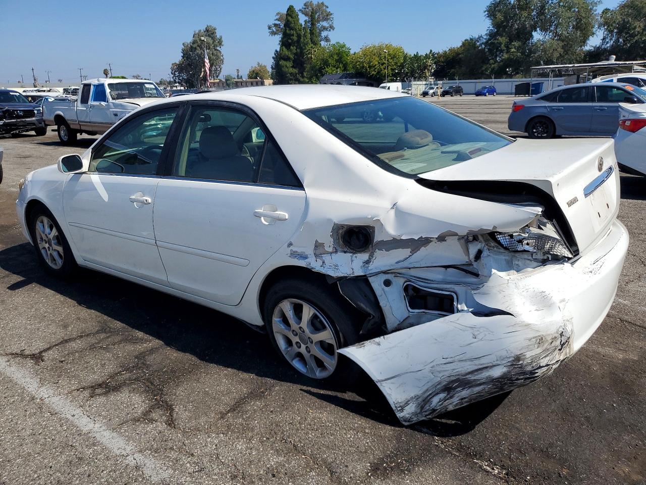 2004 Toyota Camry Le White vin: JTDBE32K540287626
