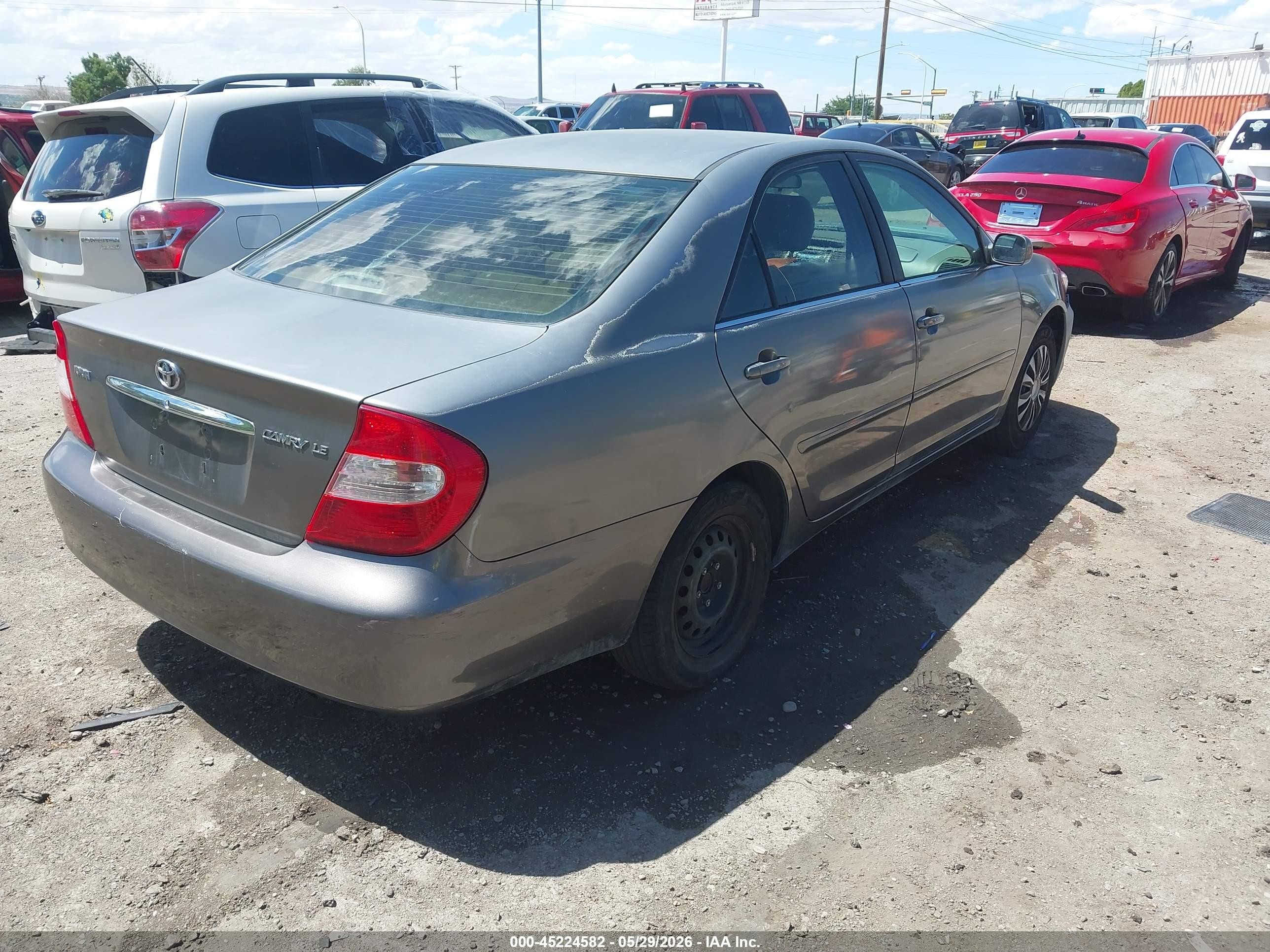 2002 Toyota Camry Le Gray vin: JTDBE32K620076500