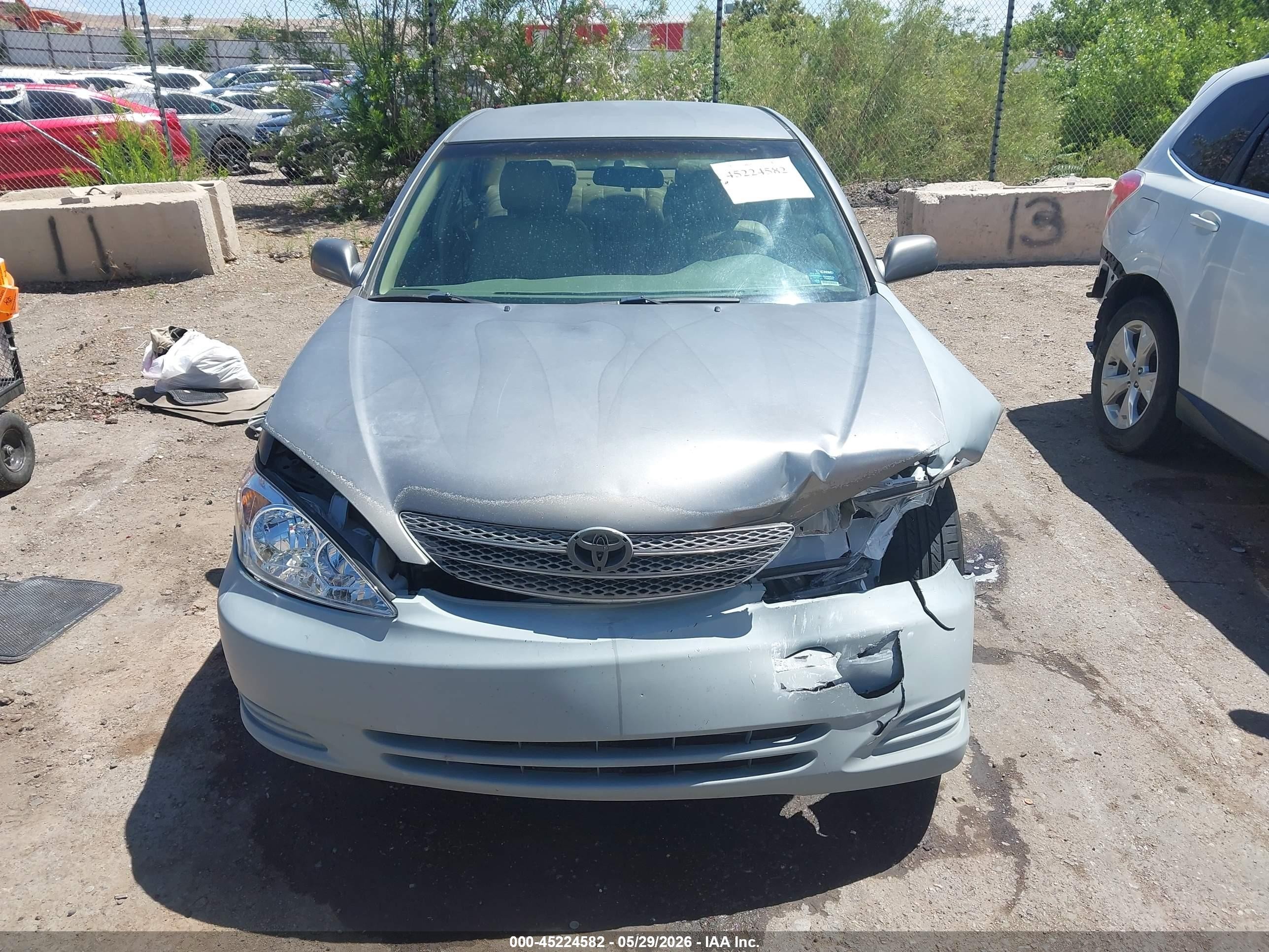 2002 Toyota Camry Le Gray vin: JTDBE32K620076500