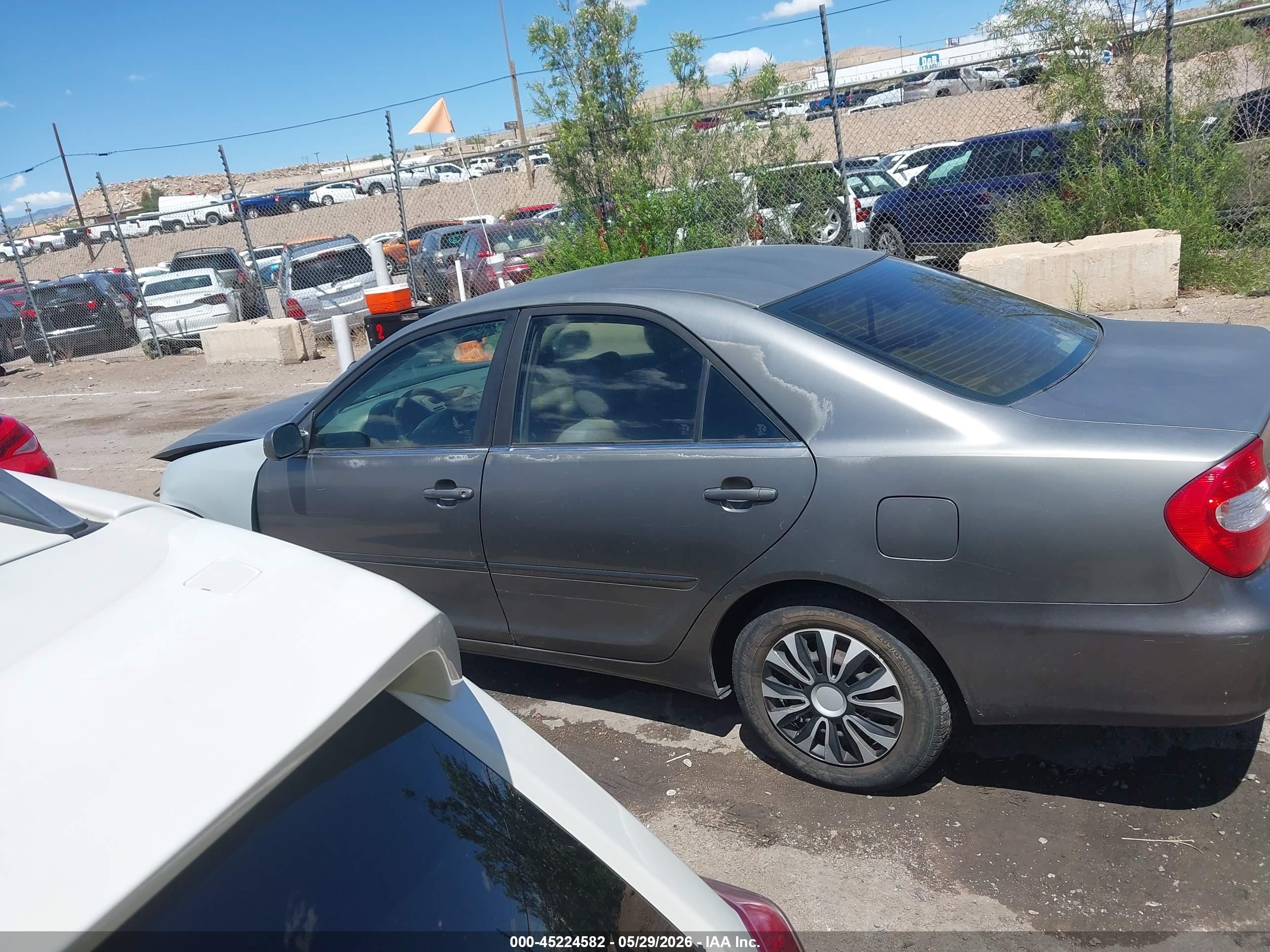 2002 Toyota Camry Le Gray vin: JTDBE32K620076500