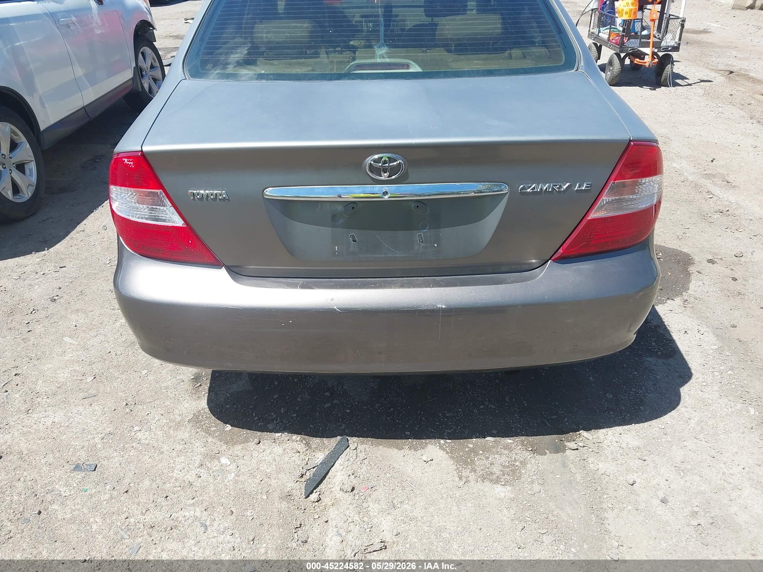 2002 Toyota Camry Le Gray vin: JTDBE32K620076500