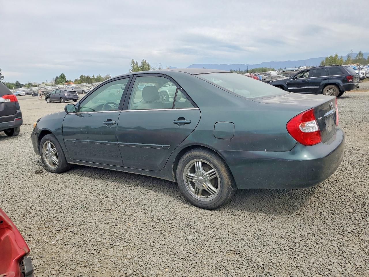 2002 Toyota Camry Le Green vin: JTDBE32K620092471