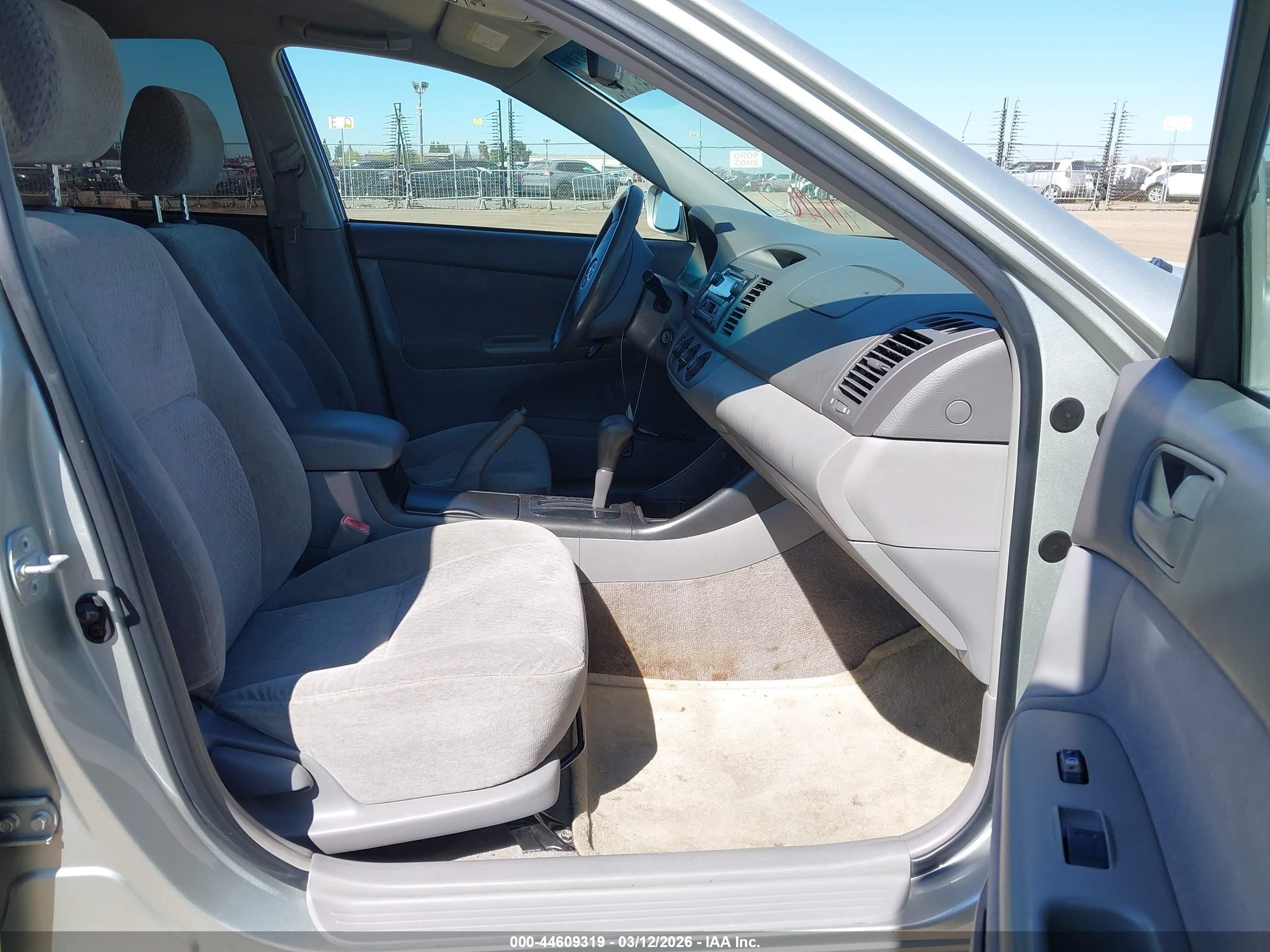 2003 Toyota Camry Le Серебряный vin: JTDBE32K630159944