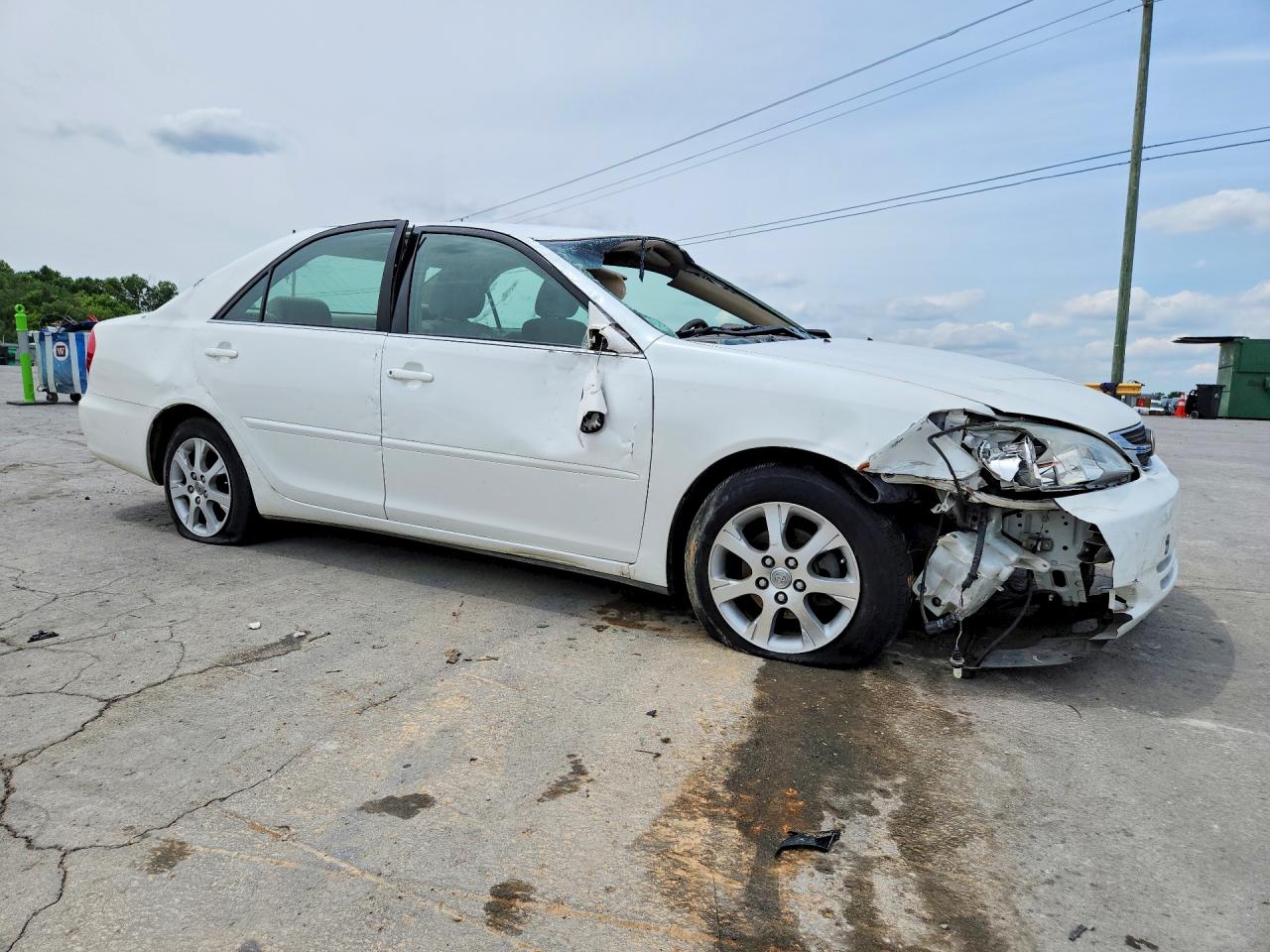 2004 Toyota Camry Le White vin: JTDBE32K640265165