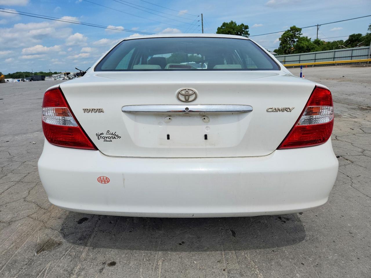 2004 Toyota Camry Le White vin: JTDBE32K640265165