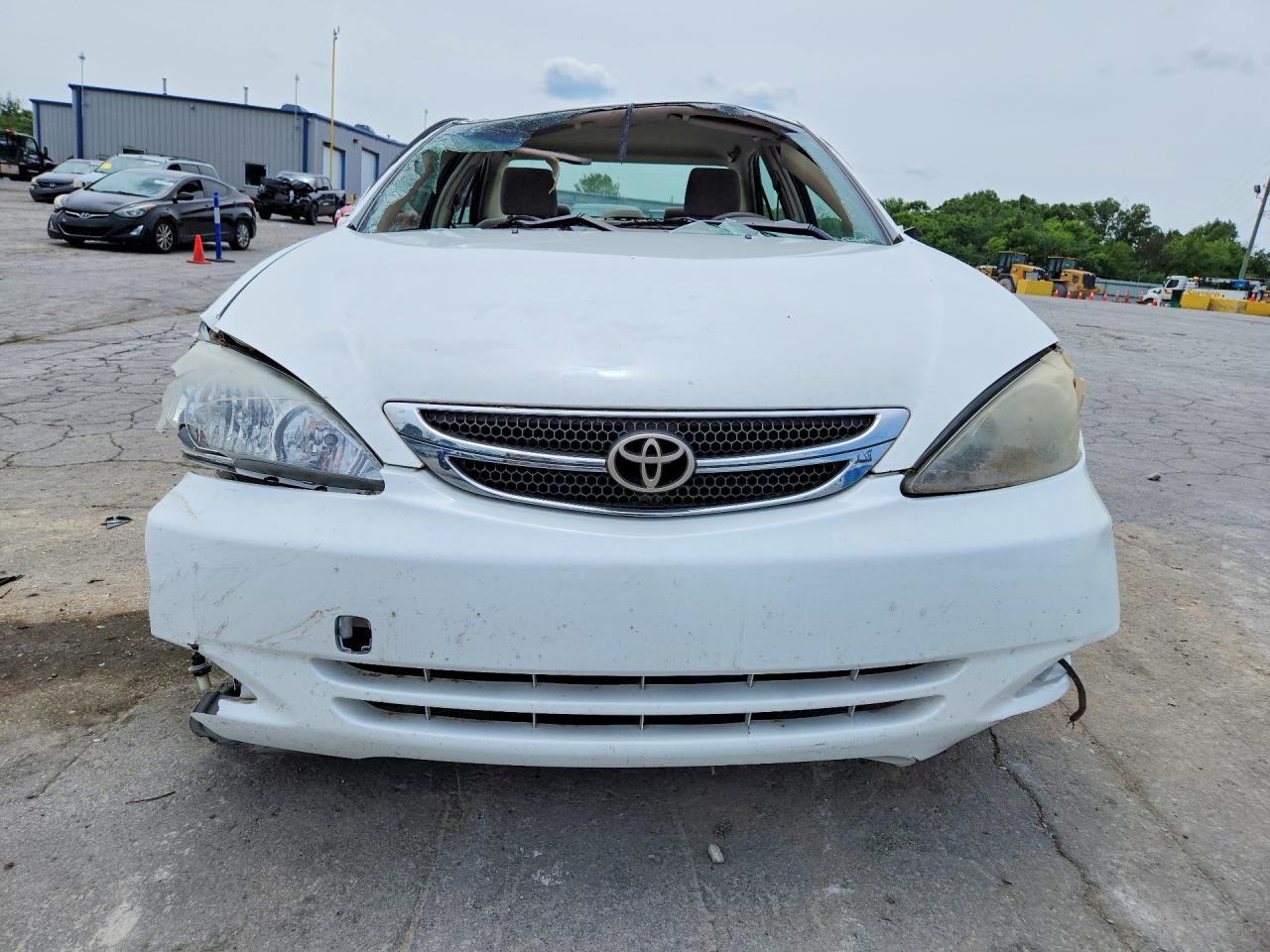 2004 Toyota Camry Le White vin: JTDBE32K640265165