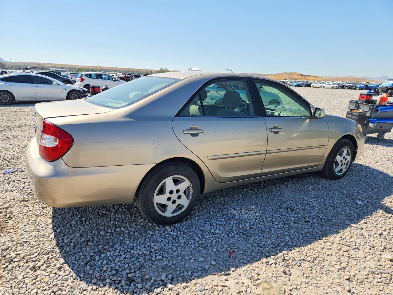 2004 Toyota Camry Le Желто-коричневый vin: JTDBE32K640266932
