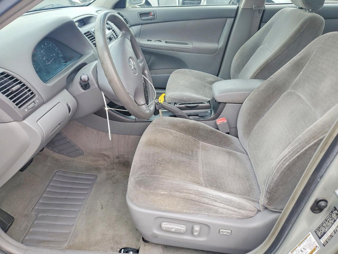 2004 Toyota Camry Le Silver vin: JTDBE32K640272195