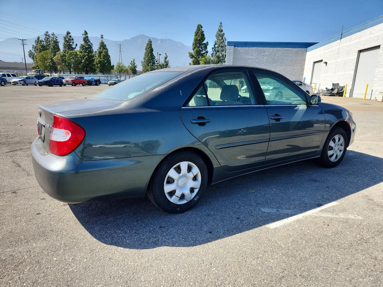 2002 Toyota Camry Le Green vin: JTDBE32K720021568