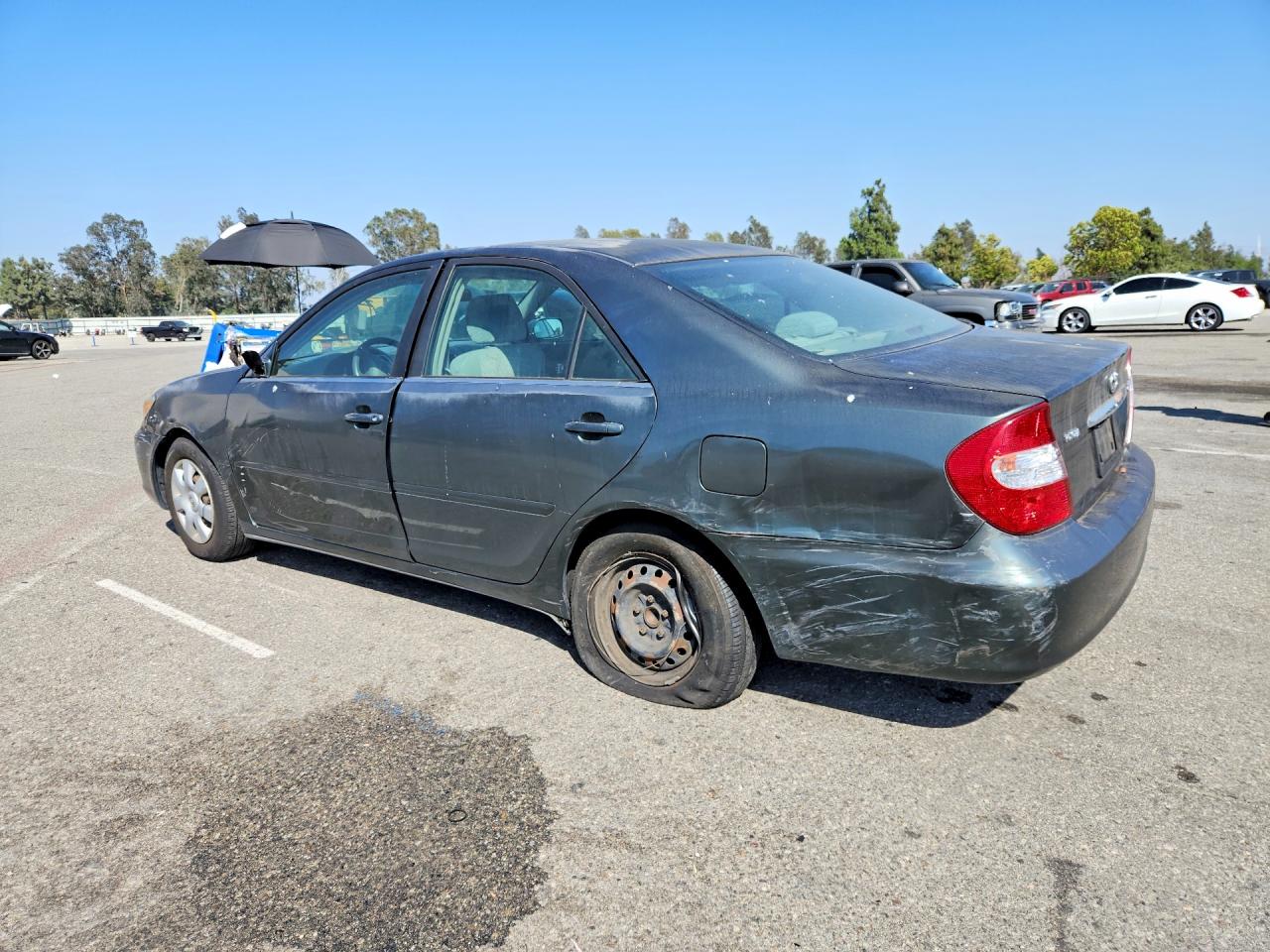 2002 Toyota Camry Le Green vin: JTDBE32K720021568